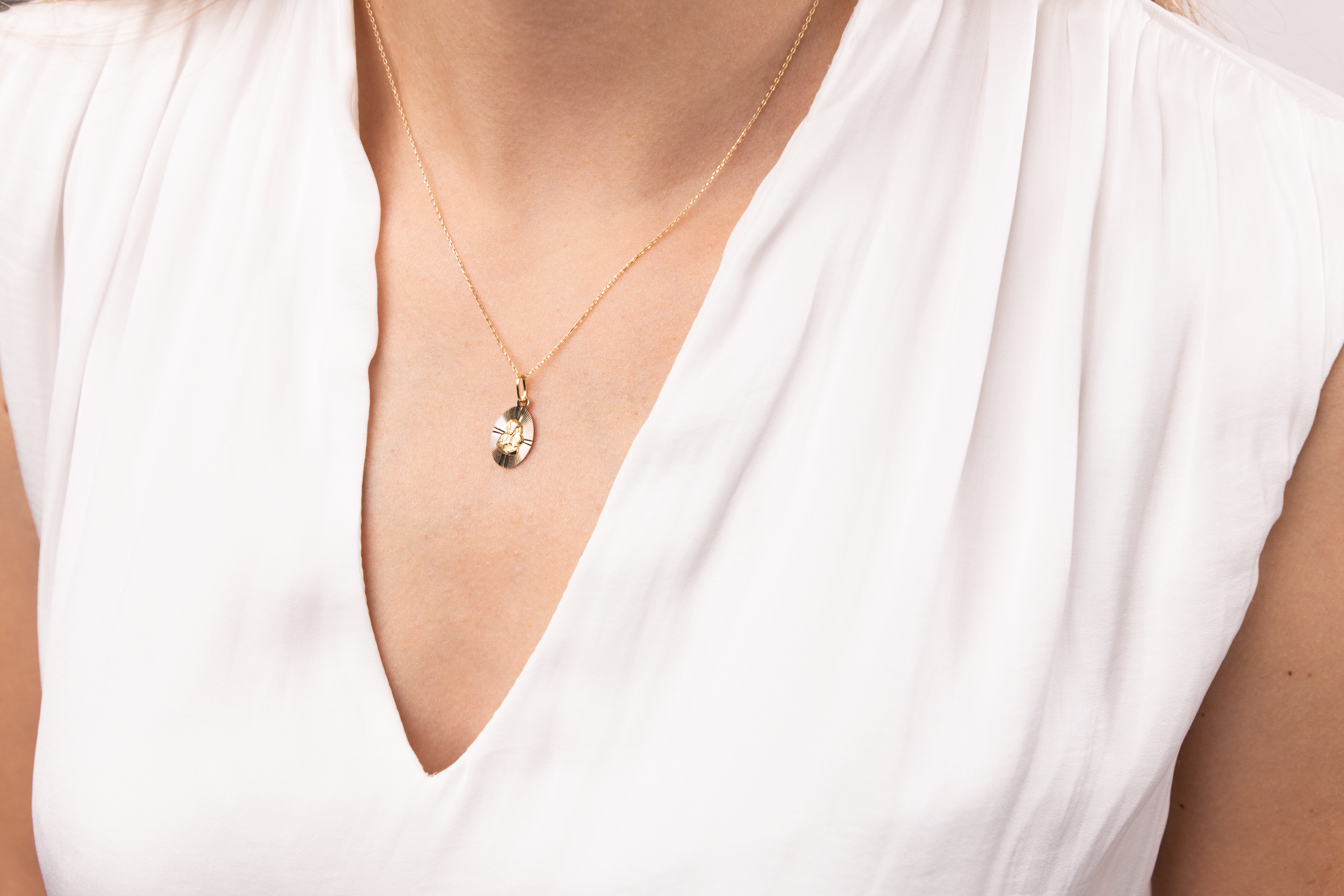 Owalny medalik złoty z wizerunkiem Matki Boskiej Częstochowskiej, próba 585