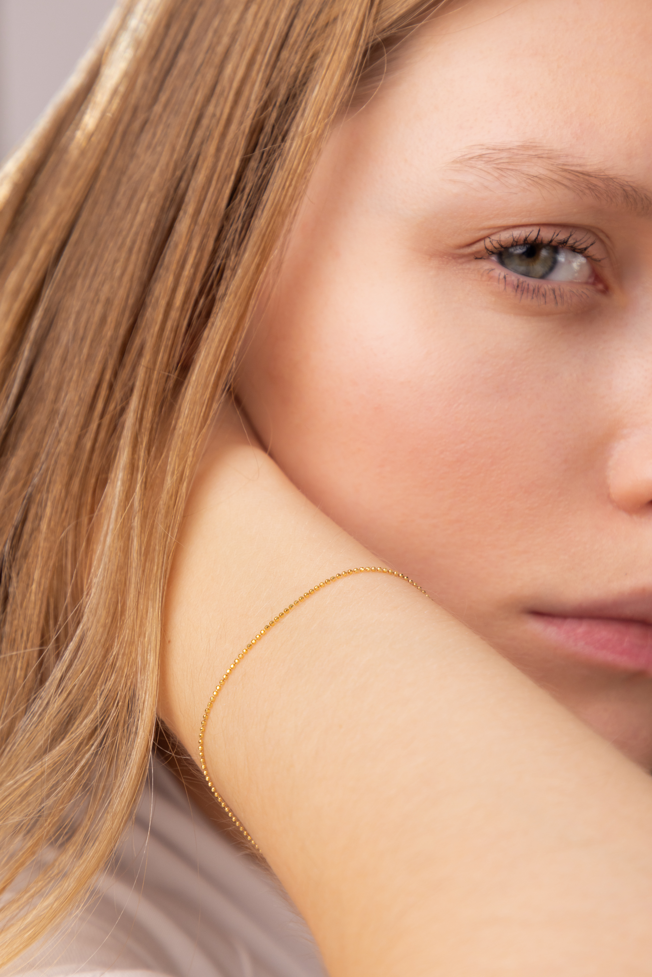 Delikatna złota bransoleta o splocie kuleczkowym, długość 19 cm, próba 585