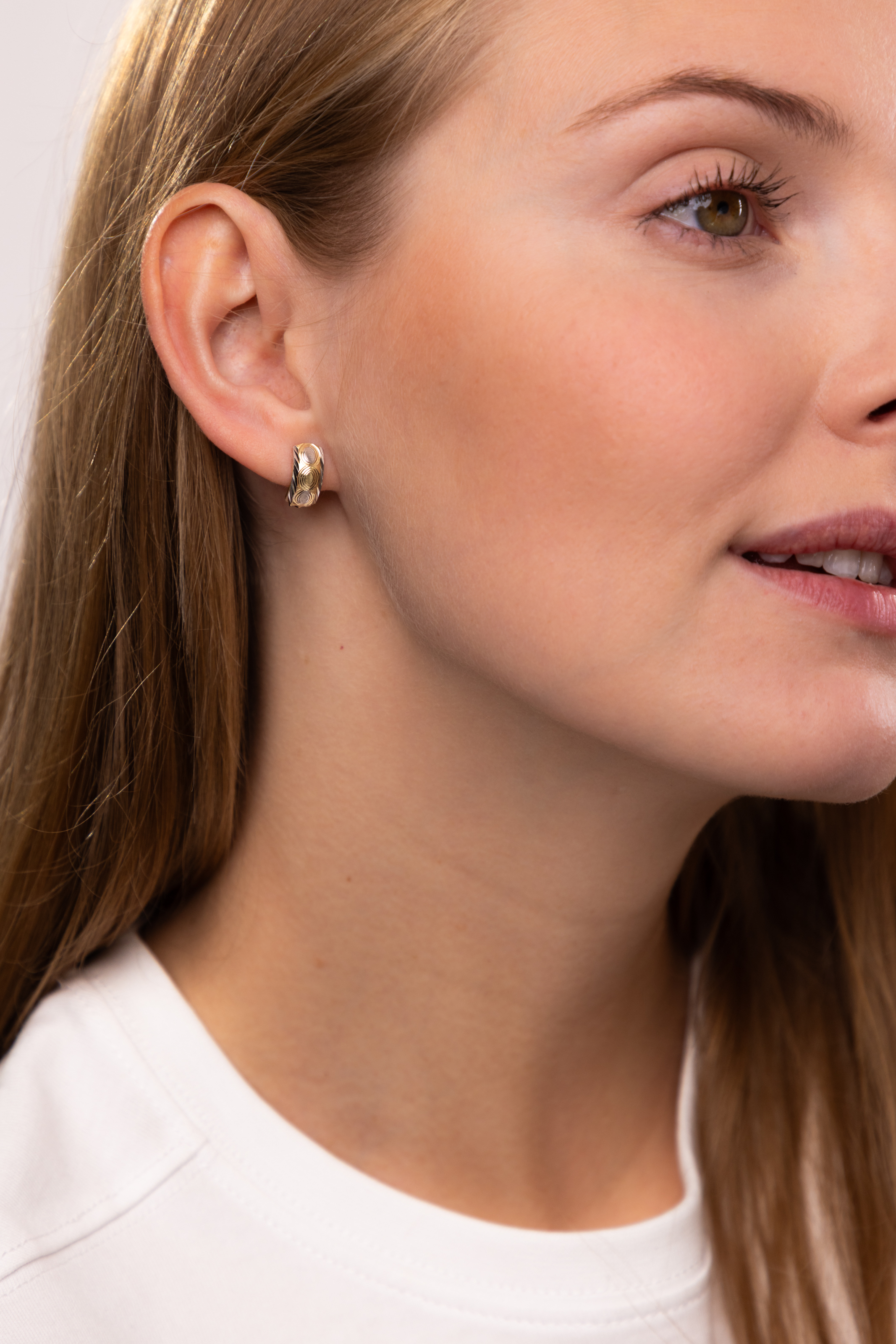 Kolczyki złote na angielskim zapięciu z ozdobnym grawerowniem, próba 585