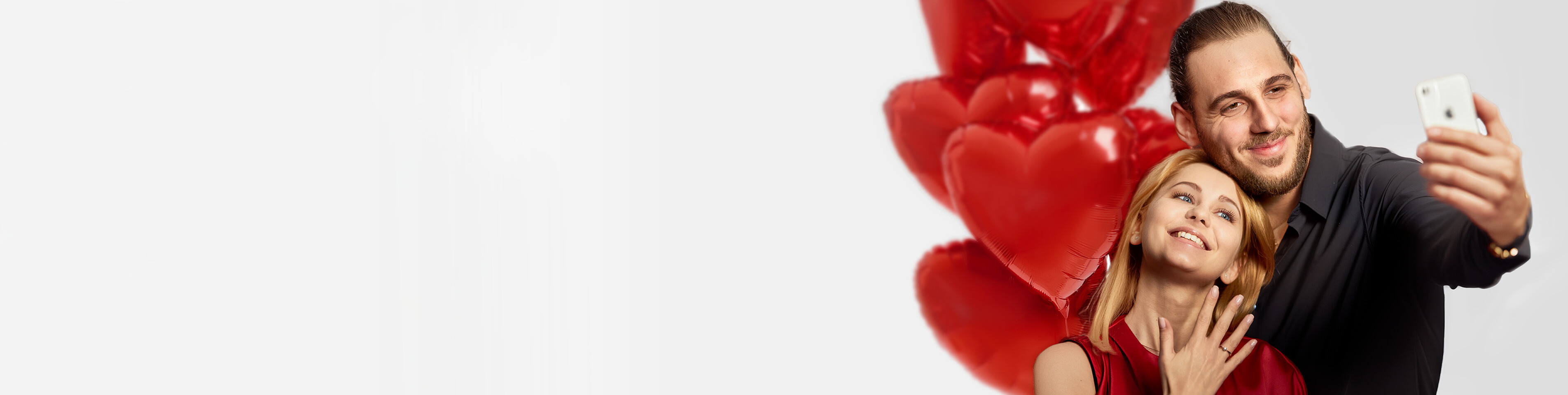 Kochająca się para z pierścionkiem zaręczynowym robi selfie