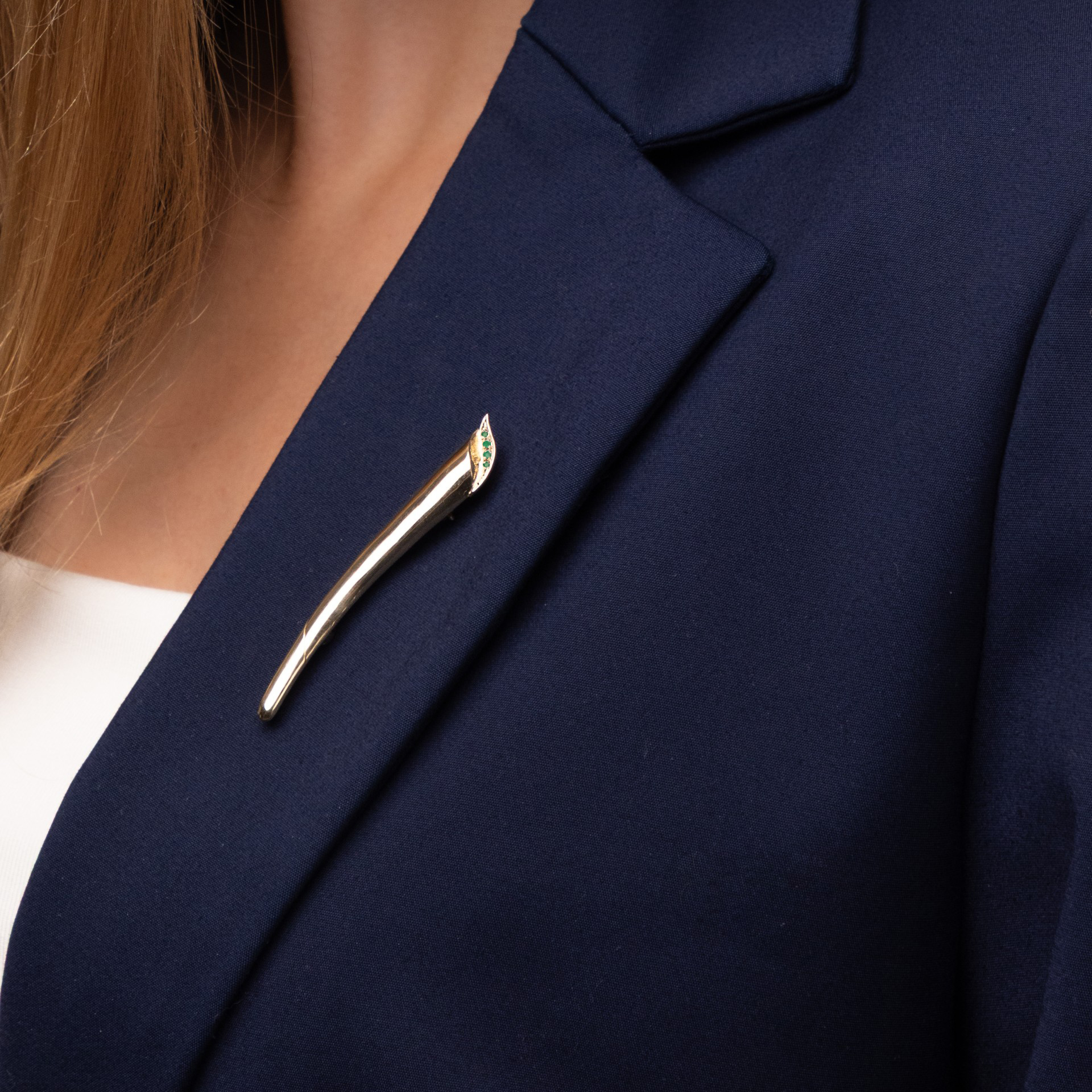 Złota broszka ze szmaragdami 0.06 ct, próba 585