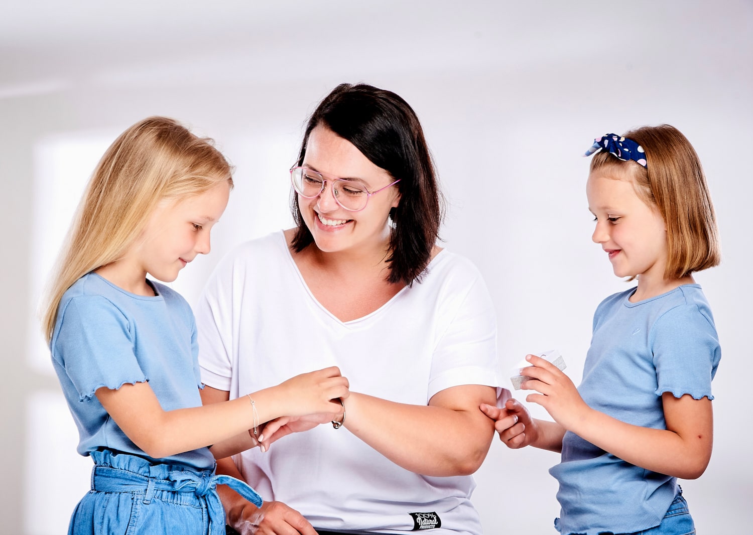 Mama daje dzieciom biżuterię na prezent