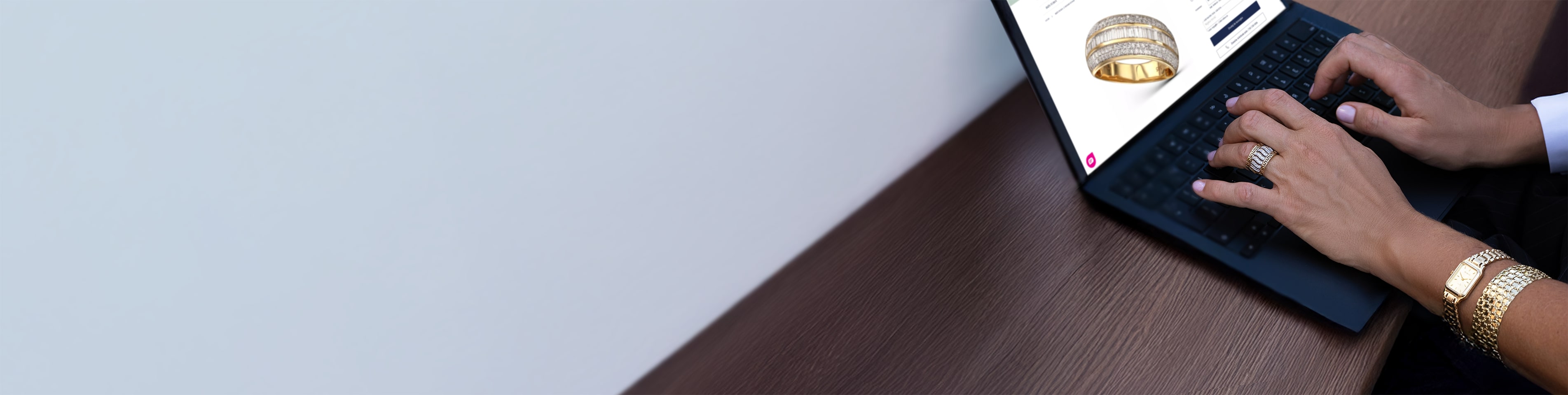 Kobieta w salonie z laptopem na stronie OCH! Kobieta w salonie z laptopem na stronie OCH!