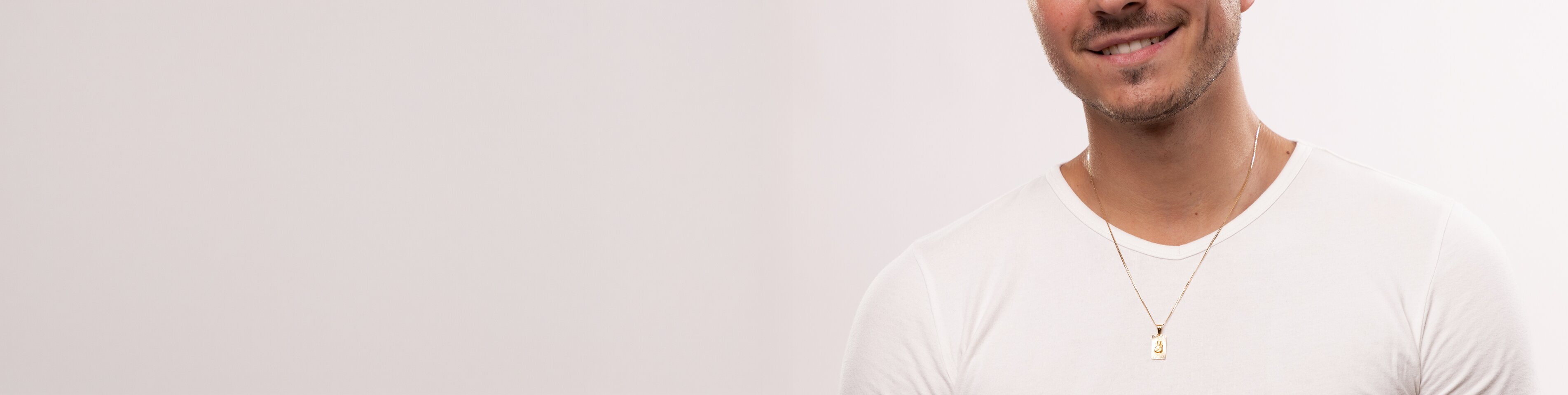 Mężczyzna ze złtym medalikiem 585 i łańcuszkiem na szyi