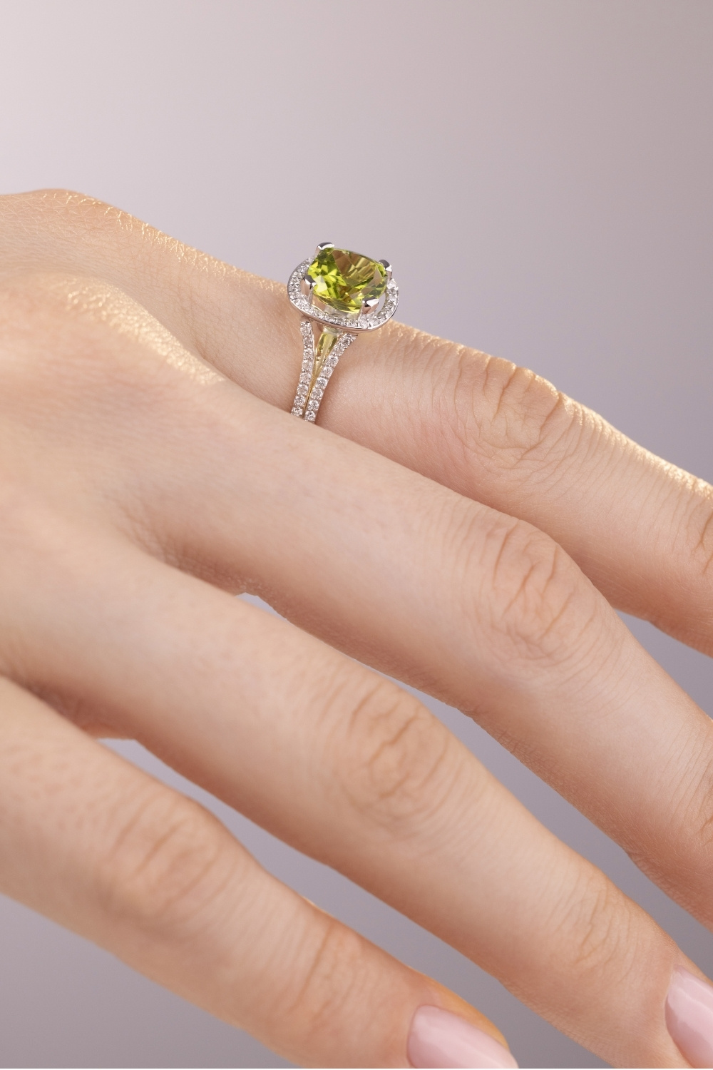 Pierścionek złoty z perydotem i diamentami naturalnymi, próba 585