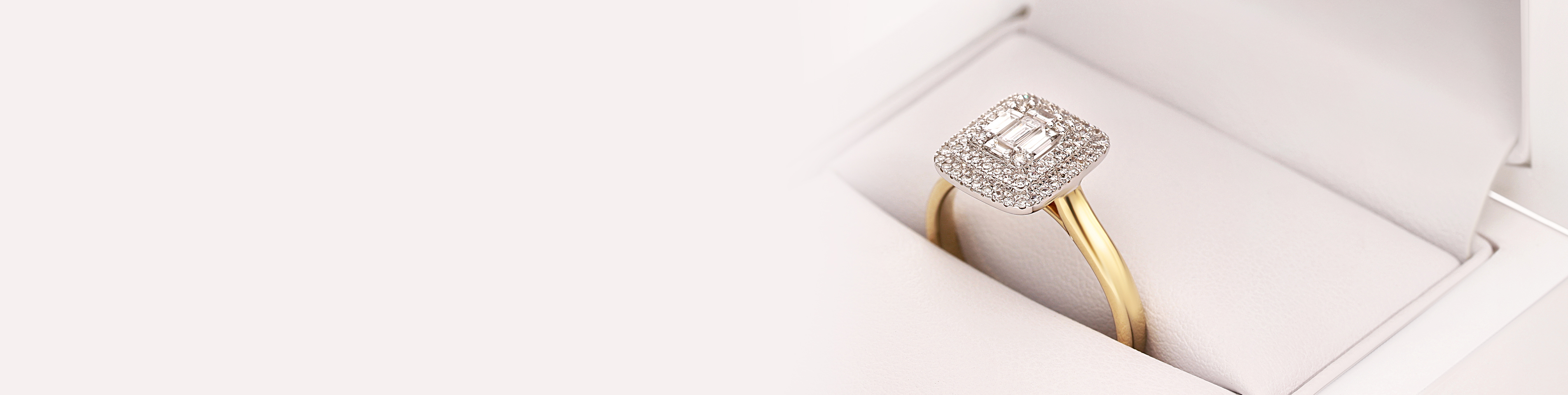 Złoty pierścionek z brylantem i diamentami w pudełku