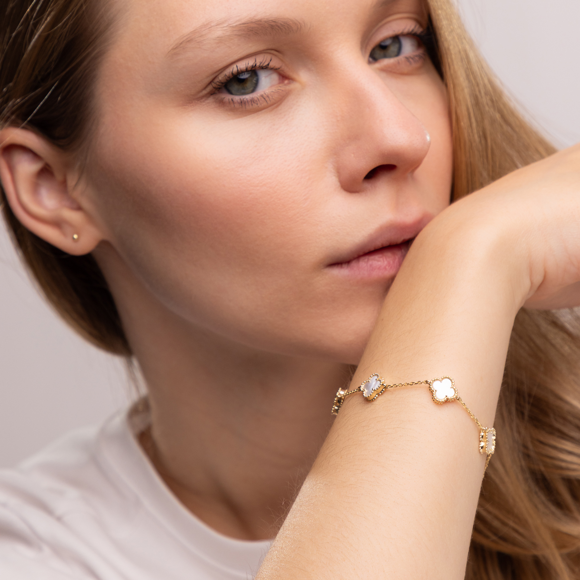 Bransoleta damsla złota z koniczynkami z masą perłową, próba 585