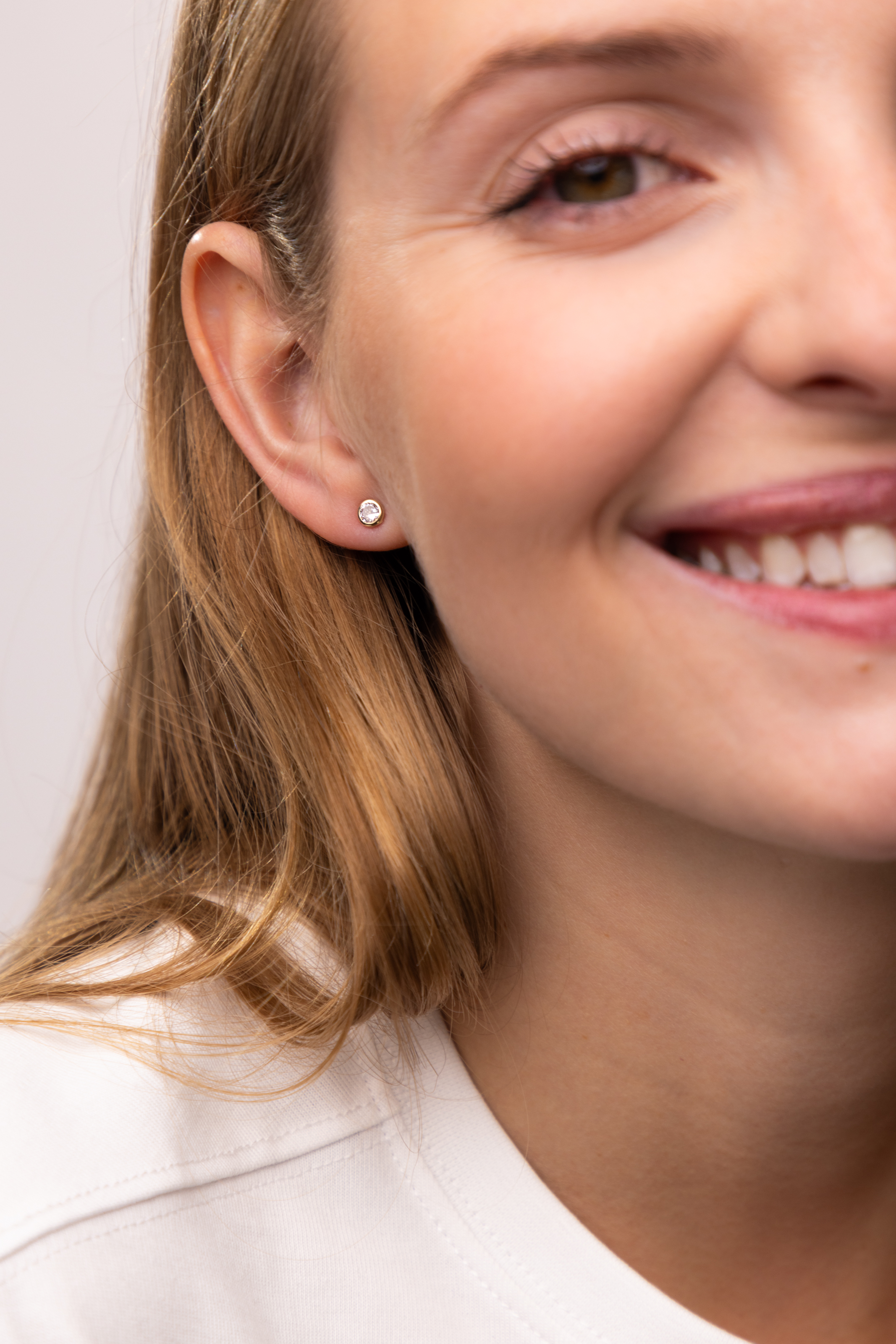 Kolczyki złote sztyfty z cyrkoniami w złotym otoku, próba 585