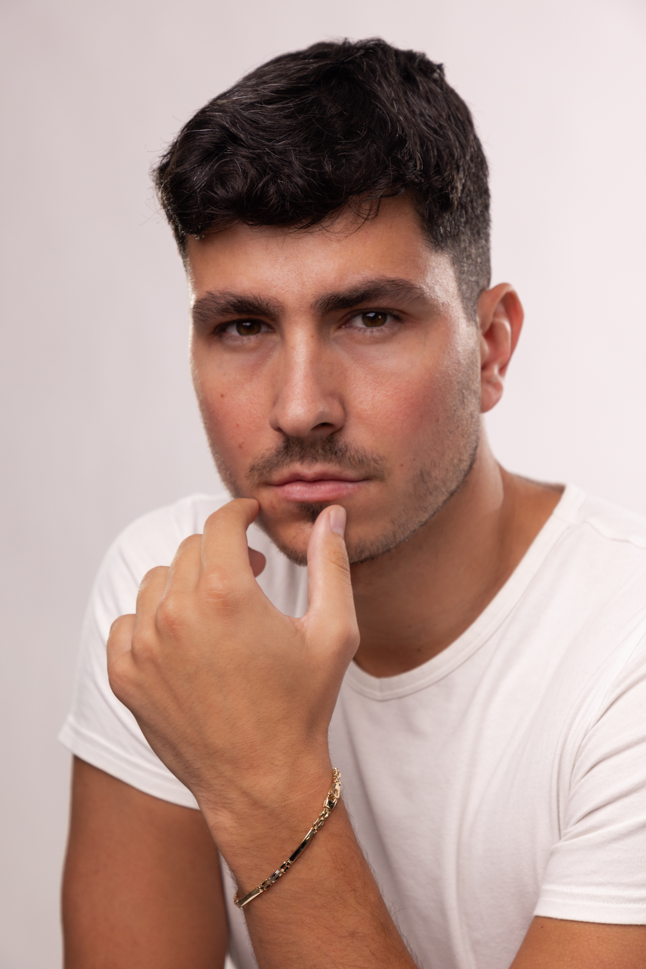 Złota męska bransoleta z rodowanymi elementami, długość 21 cm, próba 585