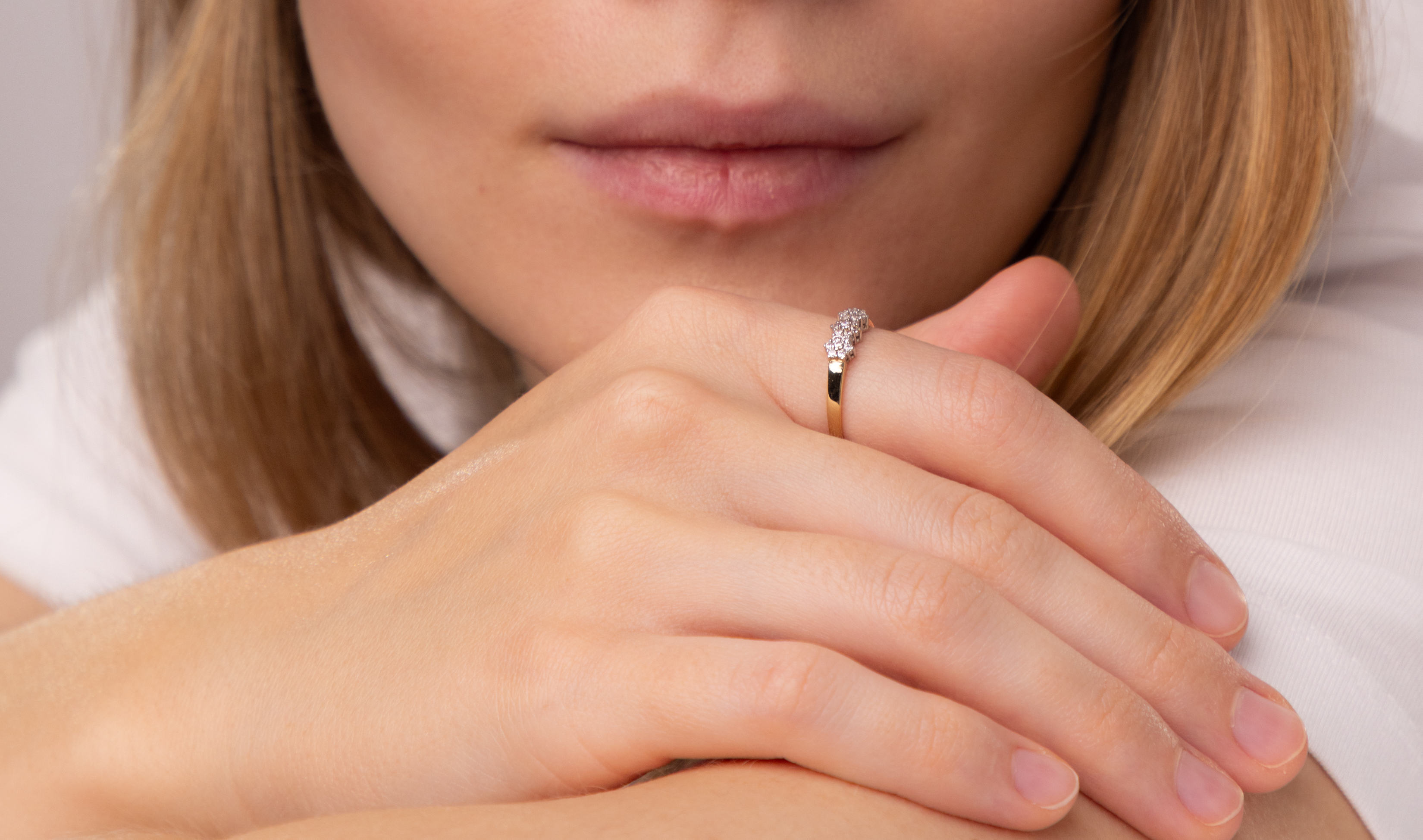 Pierścionek złoty z białymi cyrkoniami, rozmiar 14, próba 585