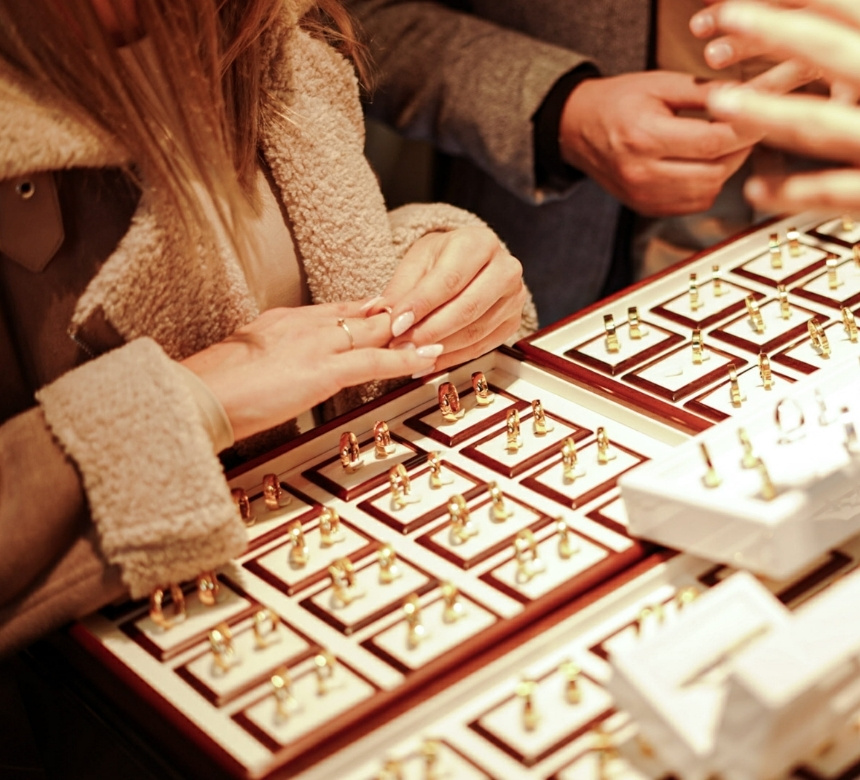 Para wybiera obrączki ślubne ze wzorników OCH!