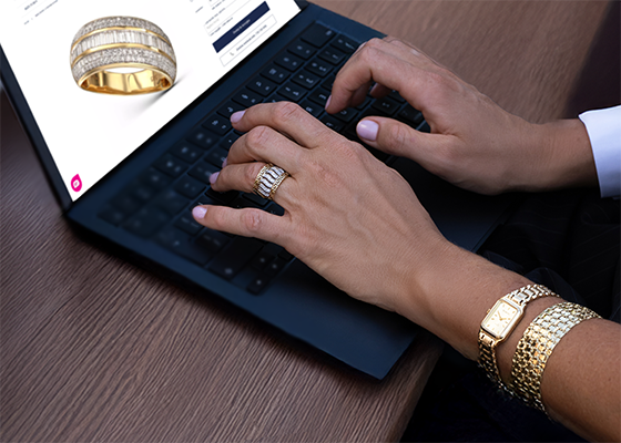 Kobieta ze złotą biżuterią z laptopem