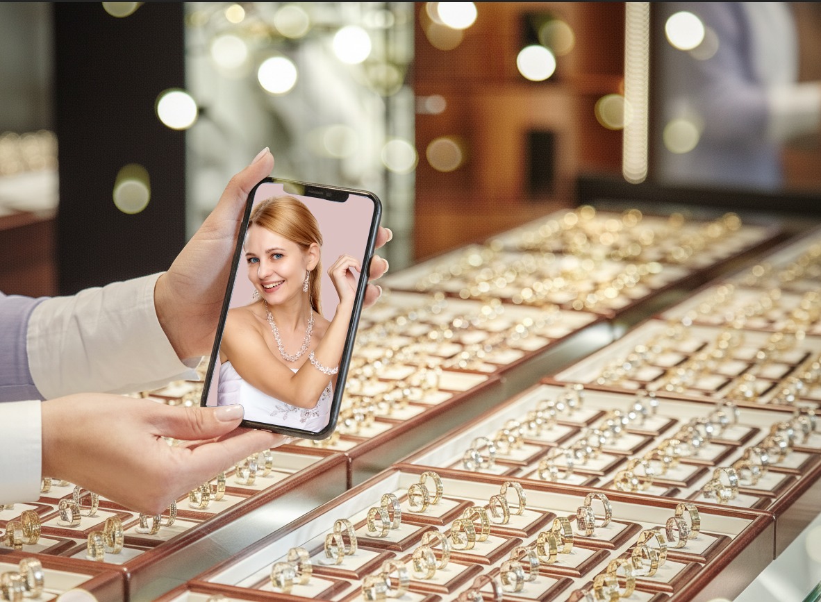 Klientka salonu jubilerskiego z telefonem ze zdjęciem