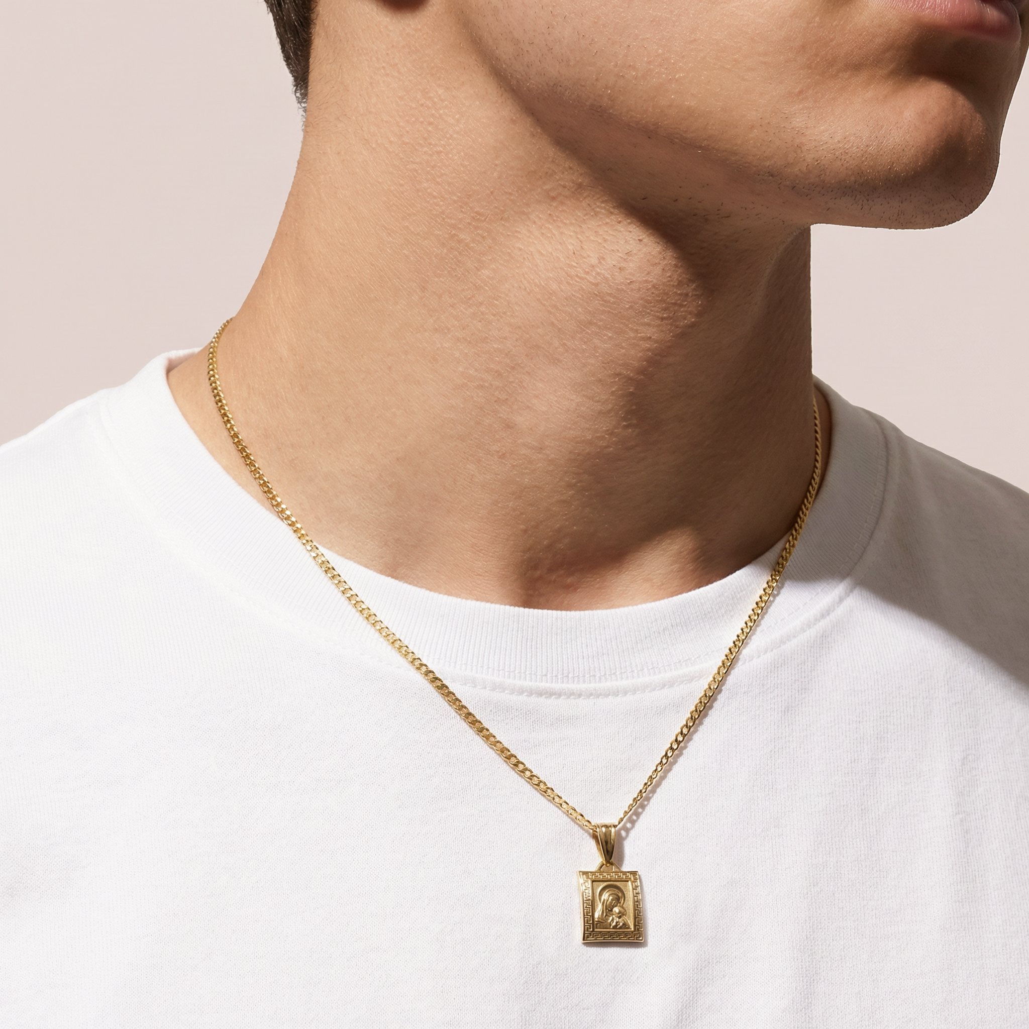 Złoty kwadratowy medalik z wizerunkiem Matki Boskiej Częstochowskiej, próba 585