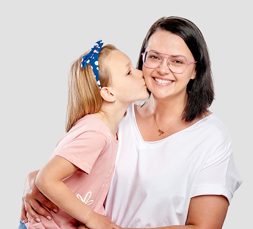 Mama razem z córką w złotym naszyjniku