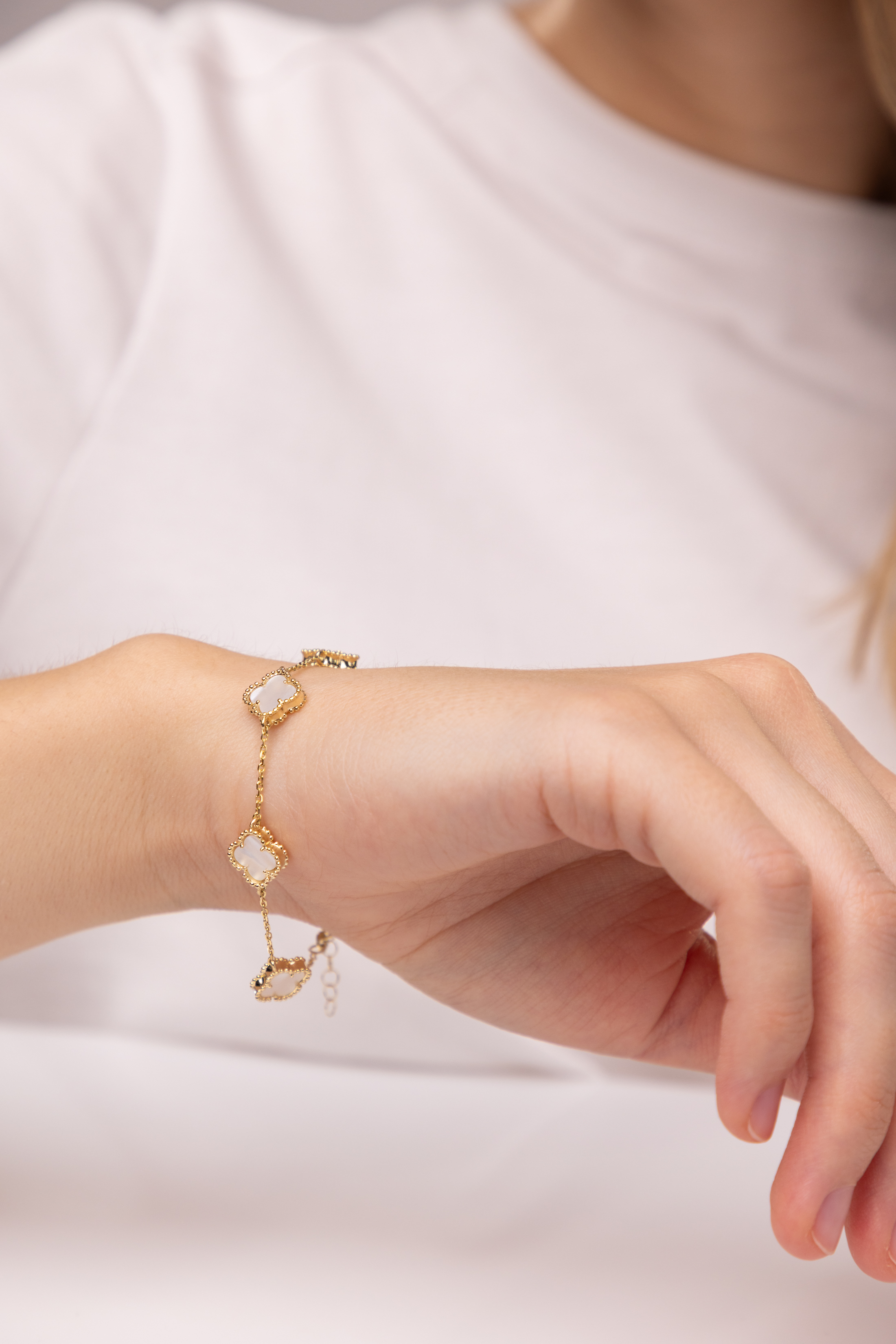 Bransoleta damsla złota z koniczynkami z masą perłową, próba 585