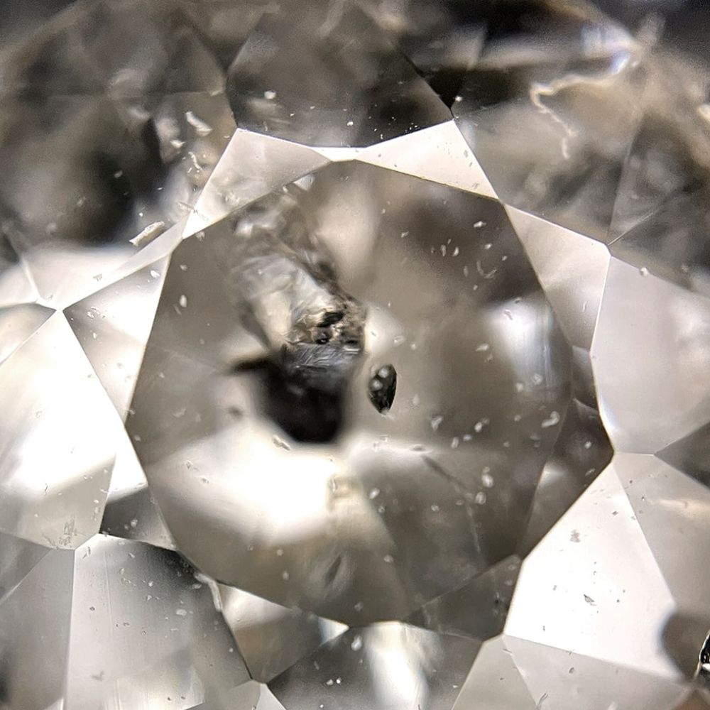 Diament naturalny z inkluzjami