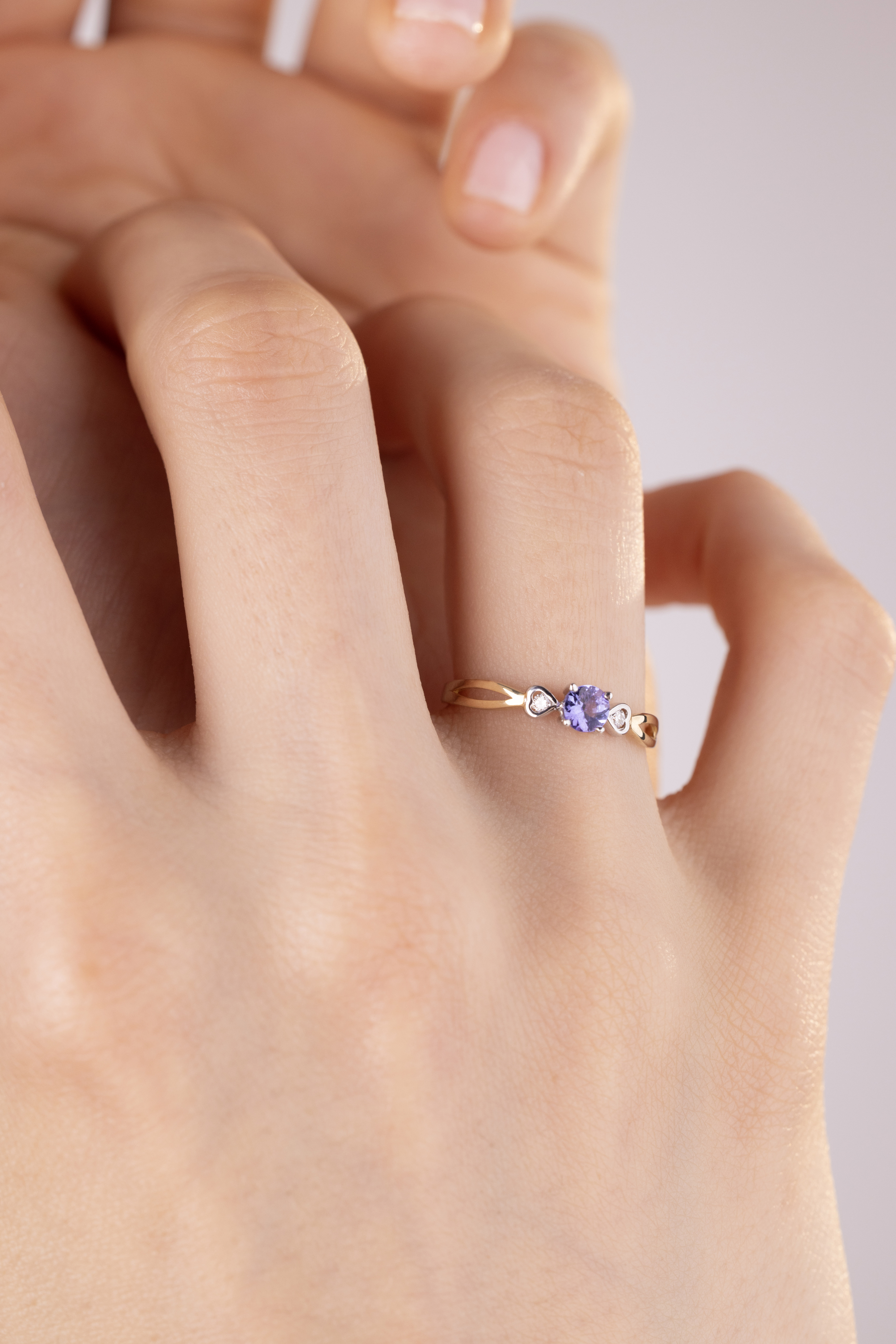 Pierścionek złoty z tanzanitem i diamentami naturalnymi, próba 585