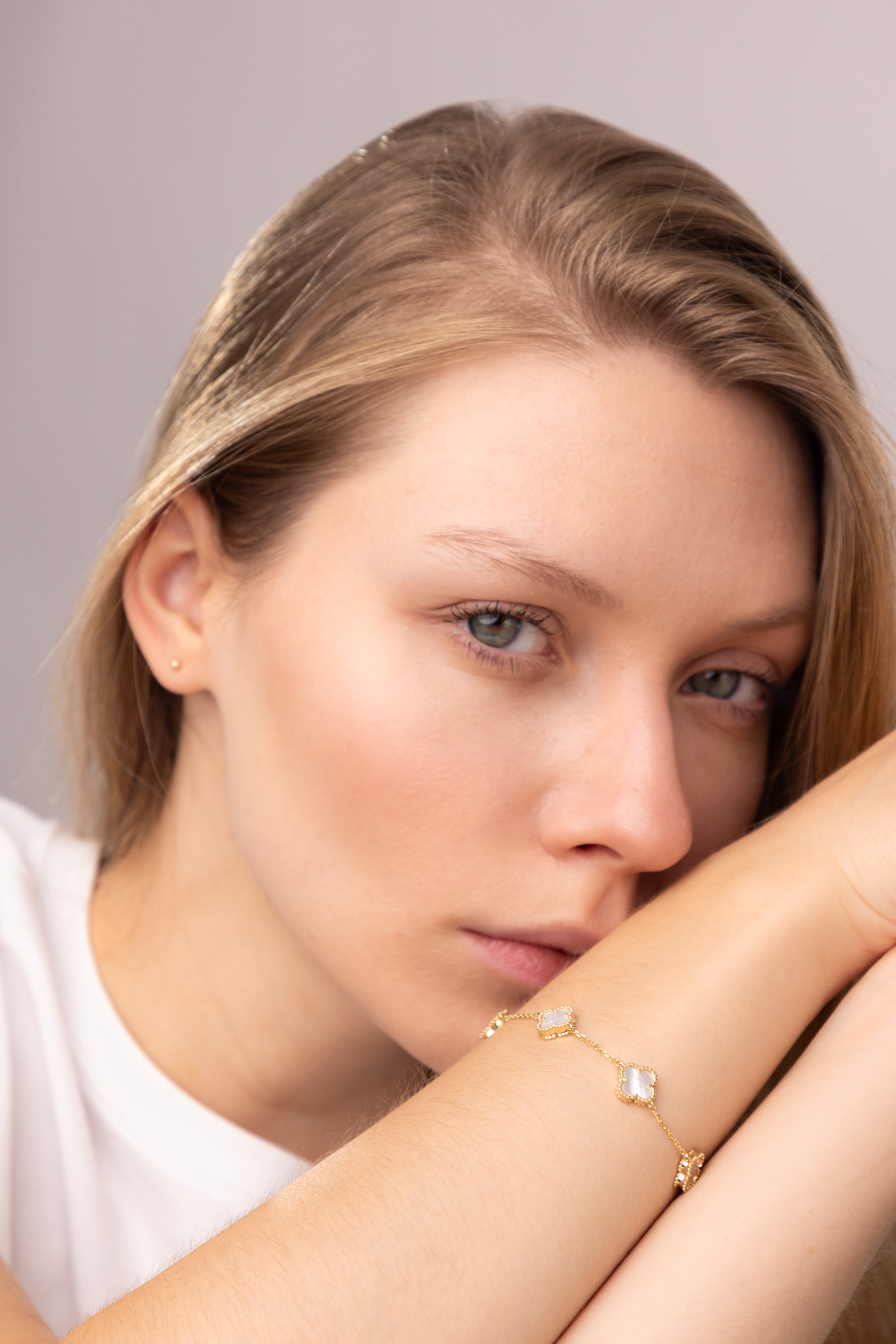 Bransoleta damsla złota z koniczynkami z masą perłową, próba 585