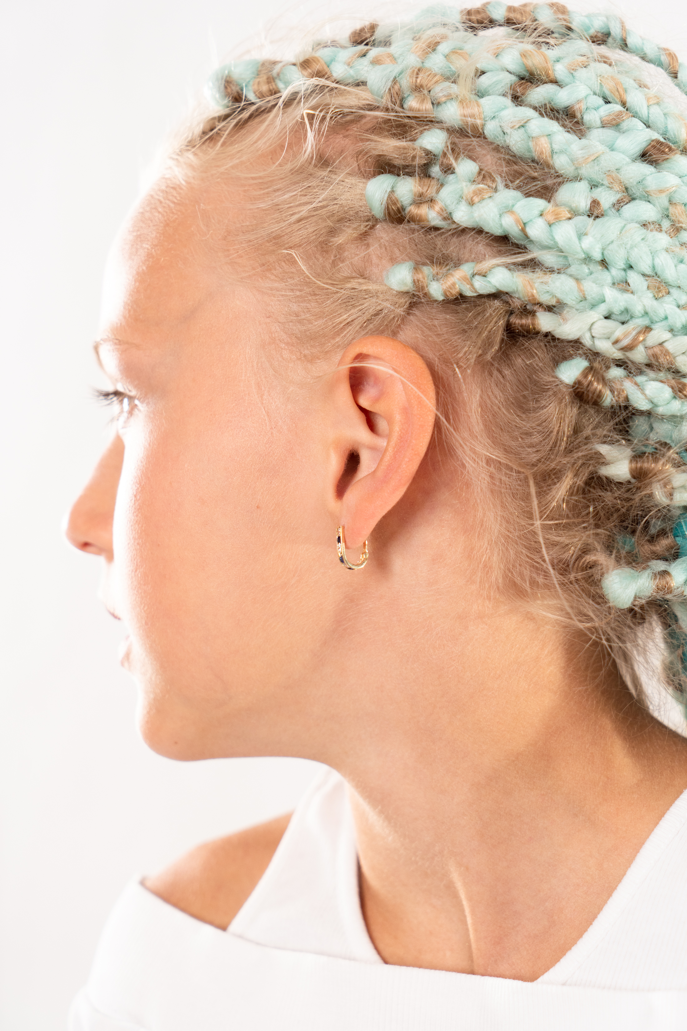 Złote kolczyki przecinki z białymi i granatowymi cyrkoniami, próba 585