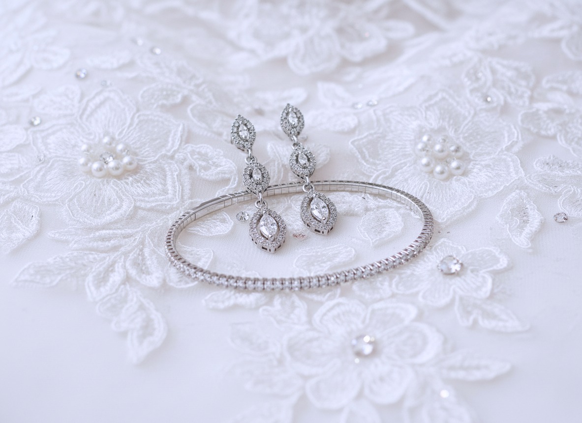 Biżuteria ślubna z białego złota na koronkowej sukience