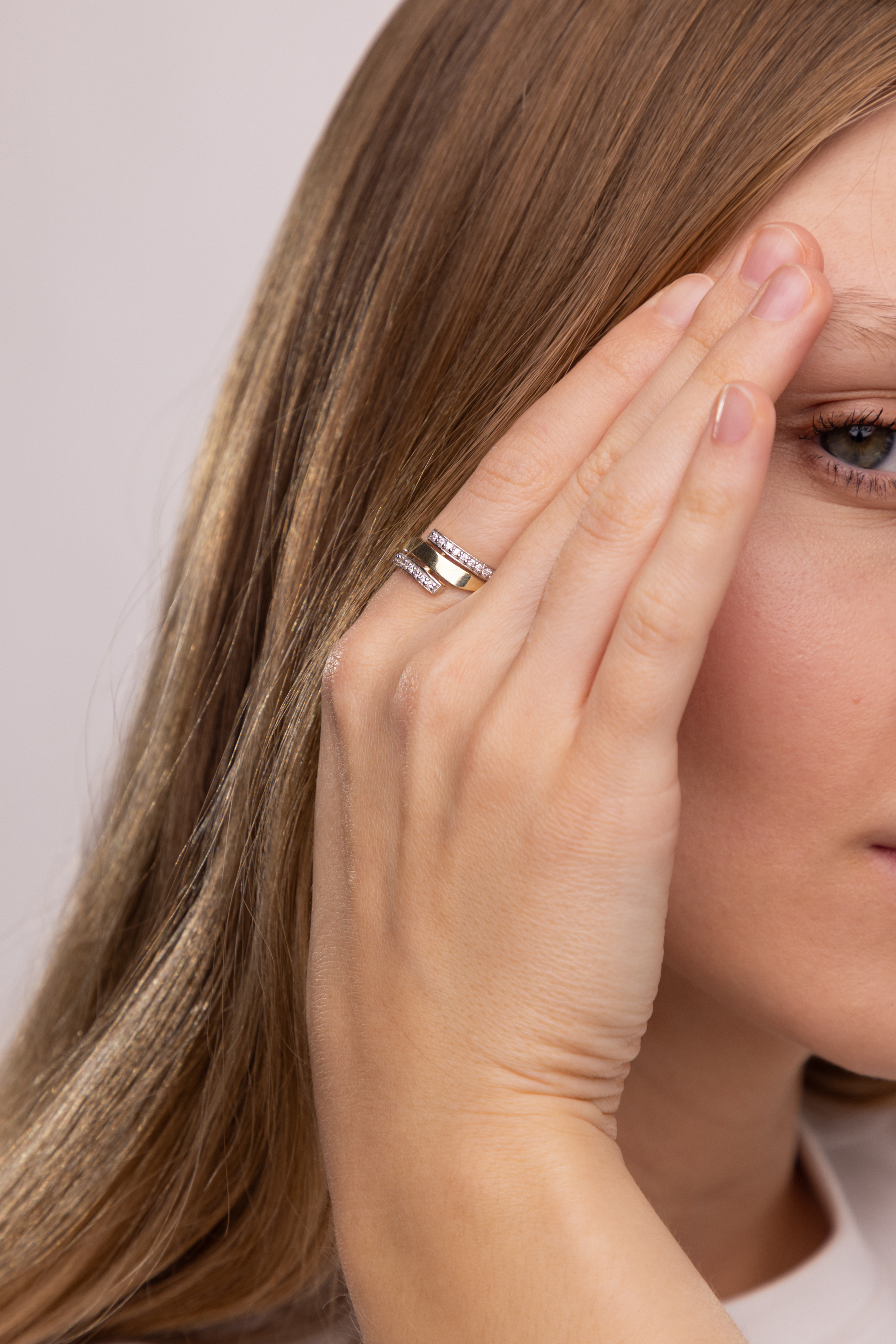 Pierścionek złoty obrączkowy z cyrkoniami, rozmiar 20, próba 585