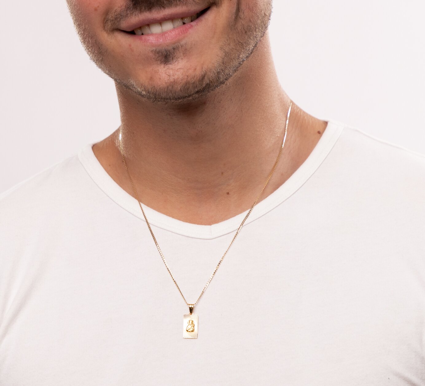 Złoty medalik z łańcuszkiem 585 na szyi mężczyzny