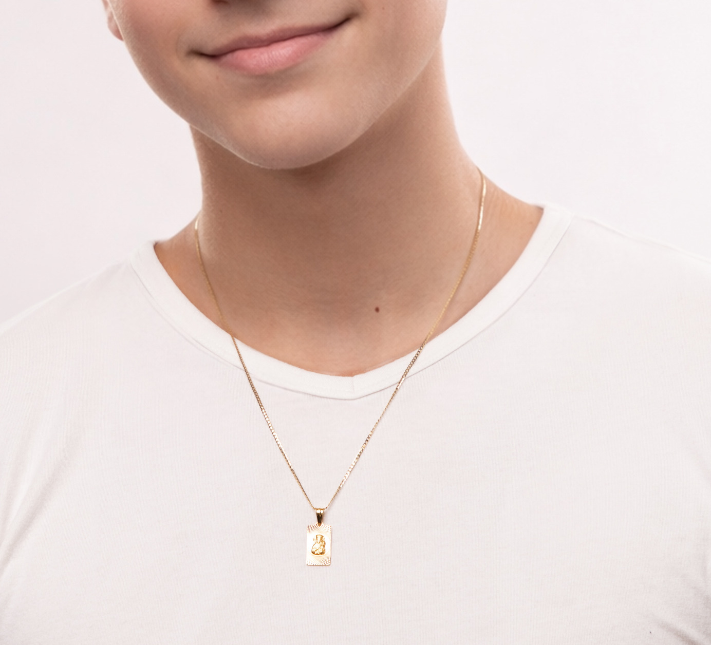 Złoty medalik z łańcuszkiem 585 na szyi mężczyzny