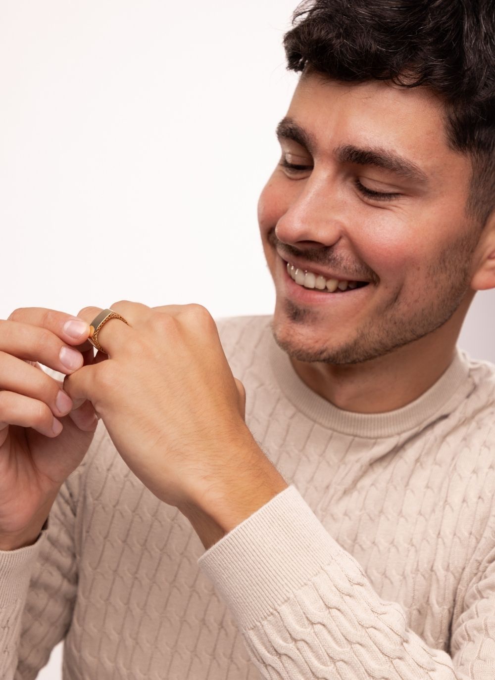 Mężczyzna z gładkim złotym sygnetem OCH! Mężczyzna z gładkim złotym sygnetem OCH!