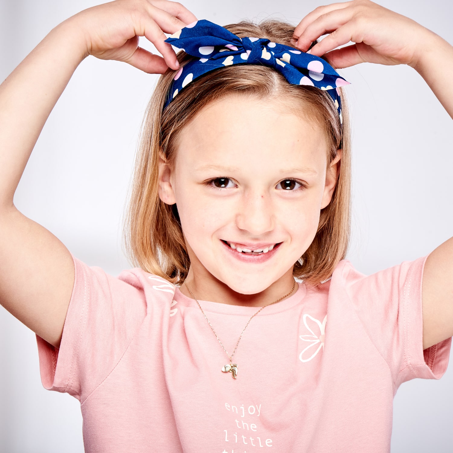 Dziewczynka ze złotym naszyjnikiem rybka złoto 585