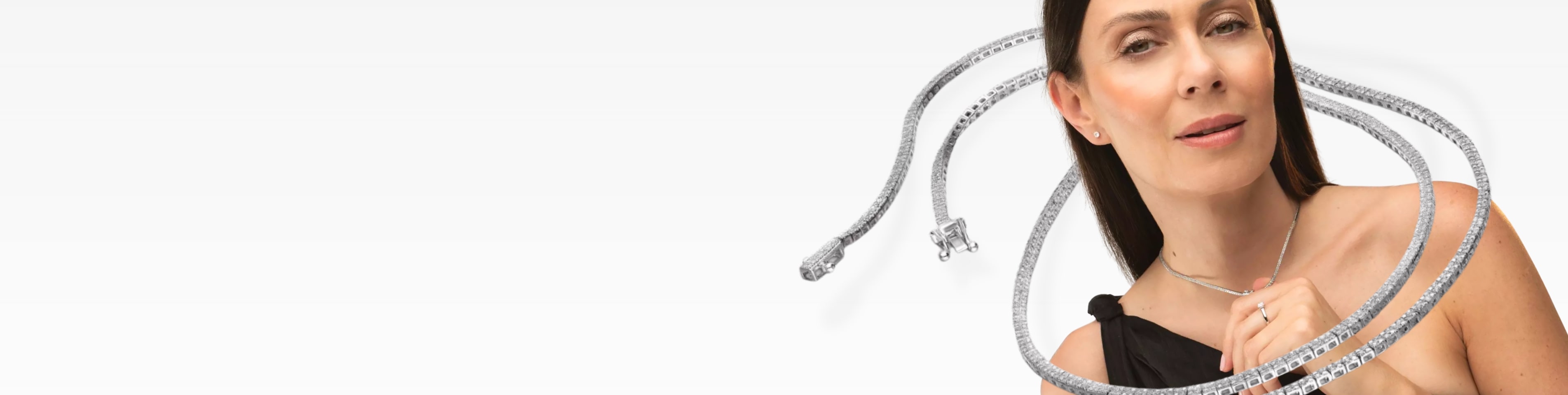 Biały naszyjnik na modelce z brylantami