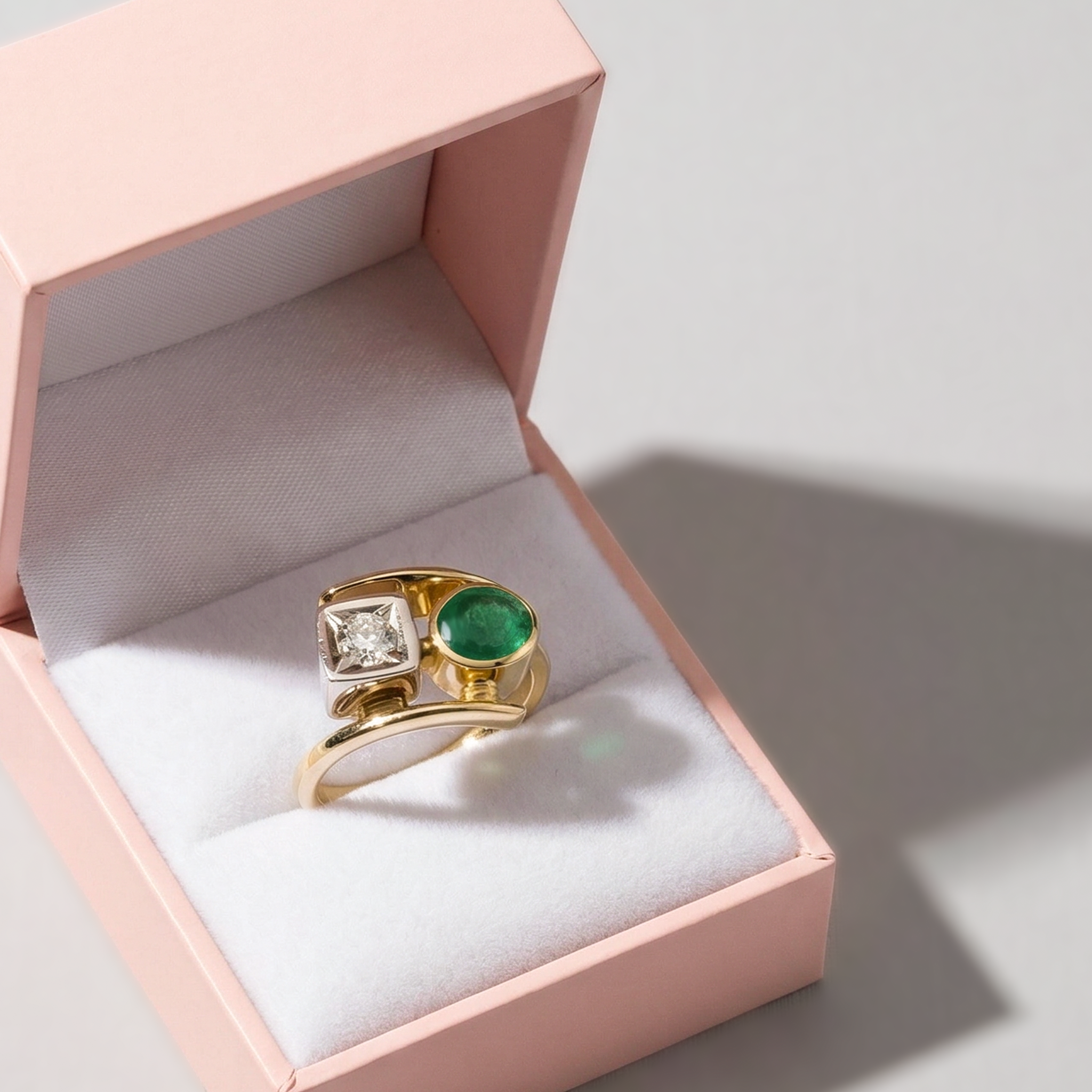 Pierścionek złoty vintage ze szmaragdem i diamentem naturalnym 0,27 ct, próba 585