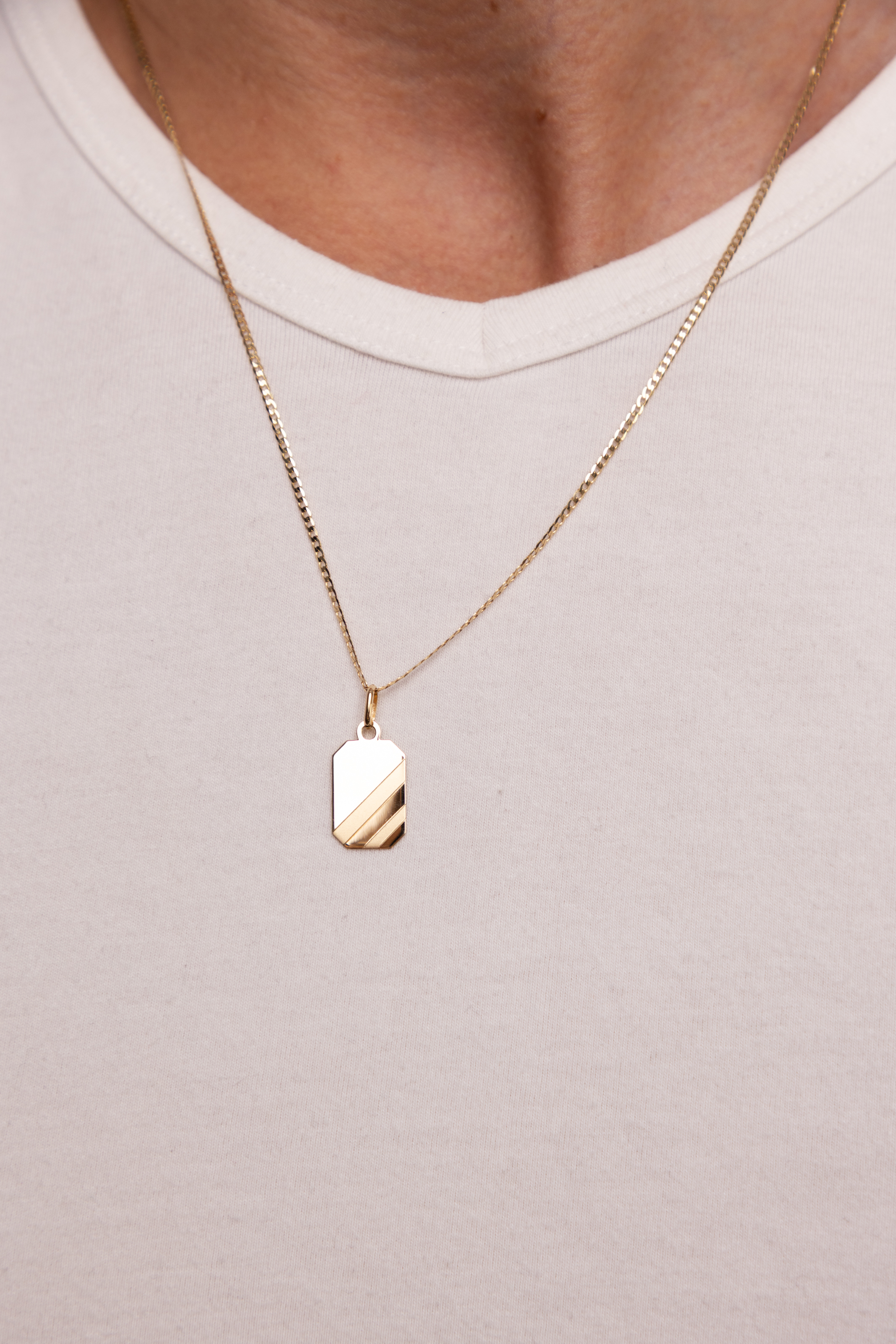 Złota zawieszka z satynowanymi paskami, próba 585