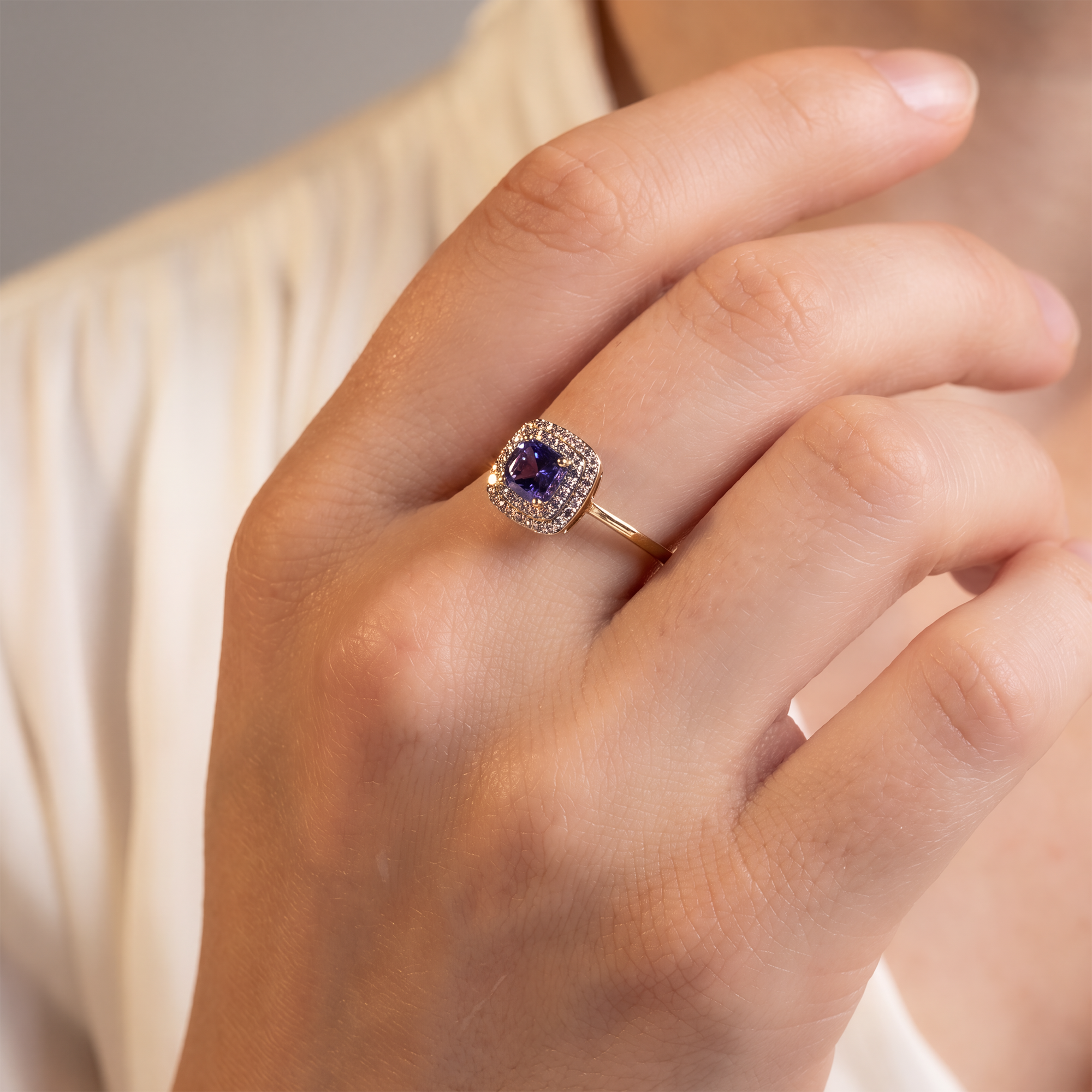 Pierścionek złoty z tanzanitem 0.7 ct i diamentami naturalnymi, próba 585
