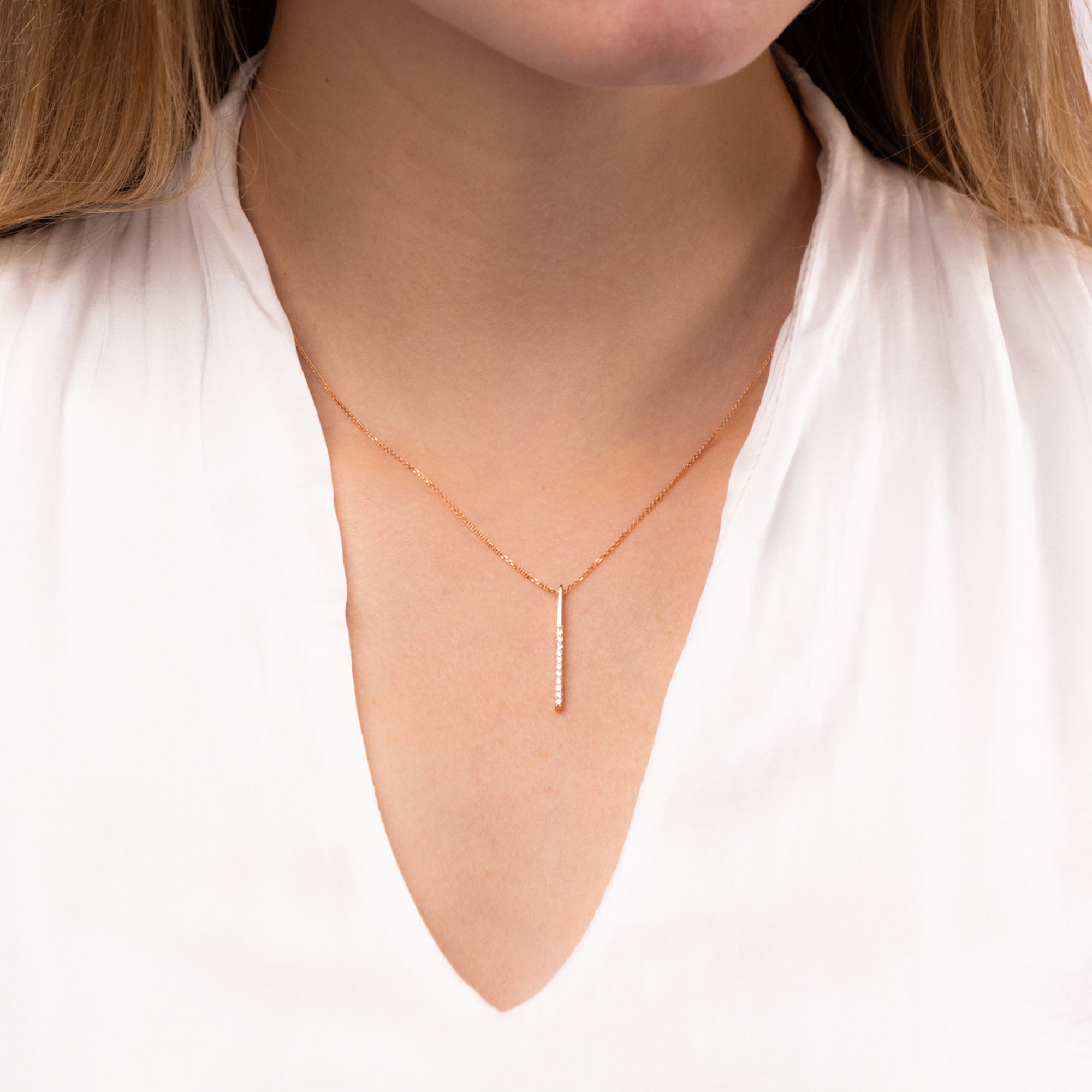 Naszyjnik z różowego złota z podłóżną zawieszką z cyrkoniami, próba 585