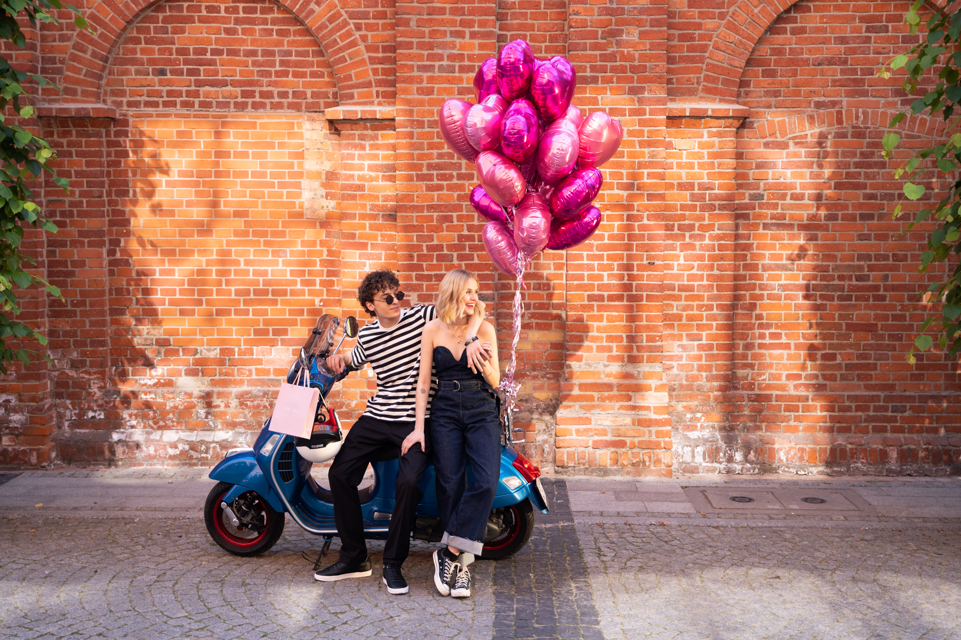 Zakochana para na motorze z balonami Zakochana para na motorze z balonami