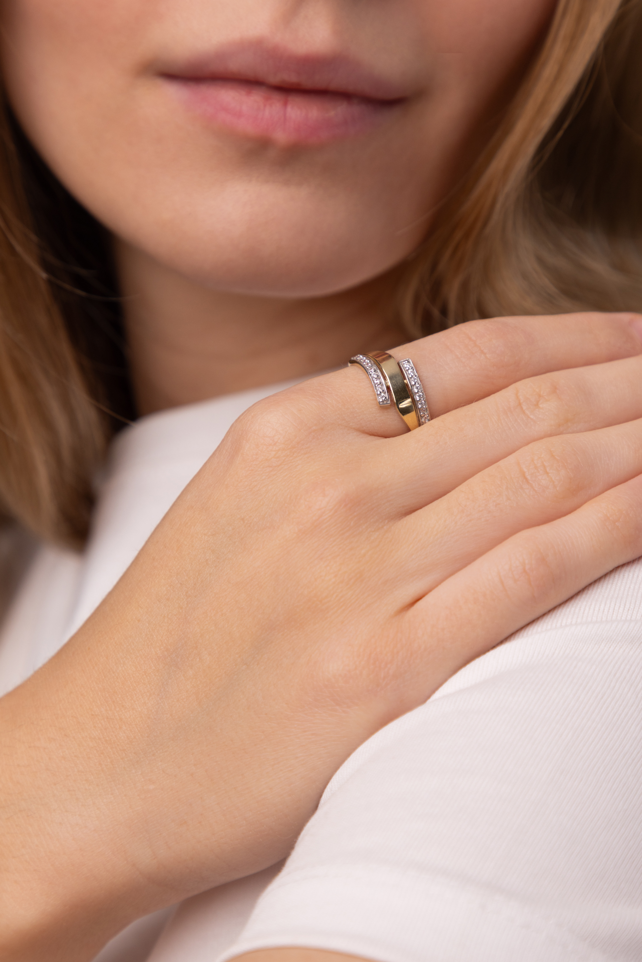 Pierścionek złoty obrączkowy z cyrkoniami, rozmiar 20, próba 585