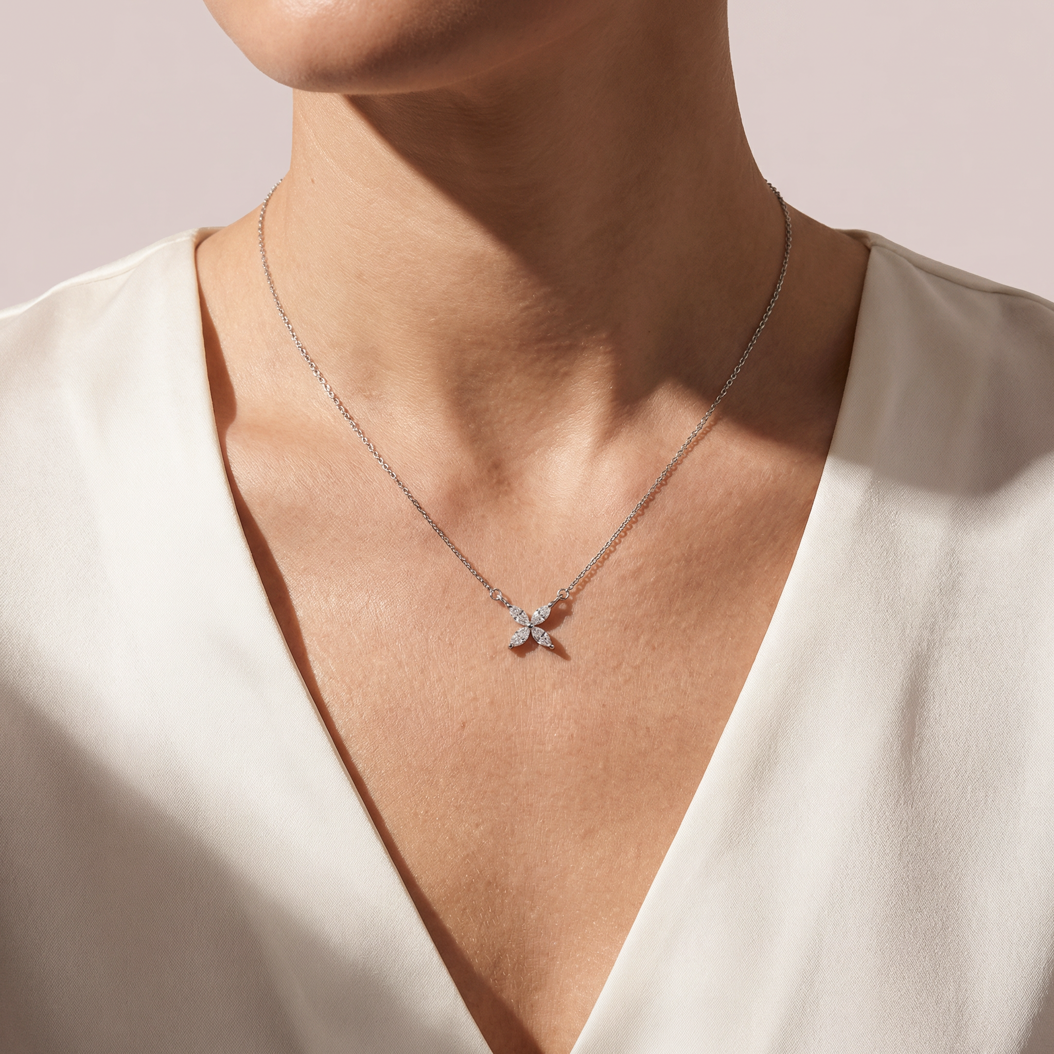 Naszyjnik z białego złota z zawieszką w kształcie kwiatu z diamentami naturalnymi 0.45 ct, próba 585