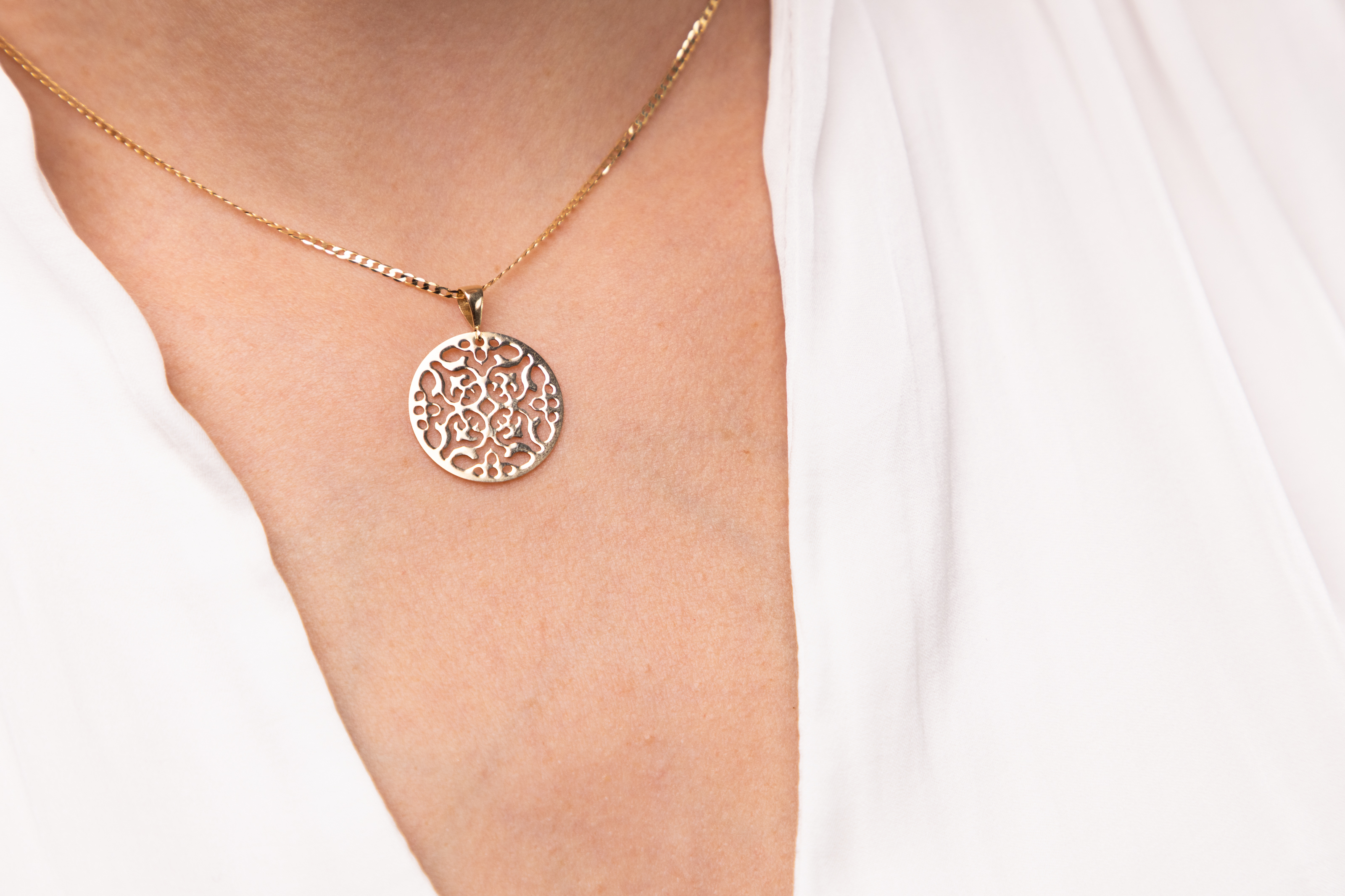 Okrągła złota zawieszka z ażurowym wzorem, próba 585