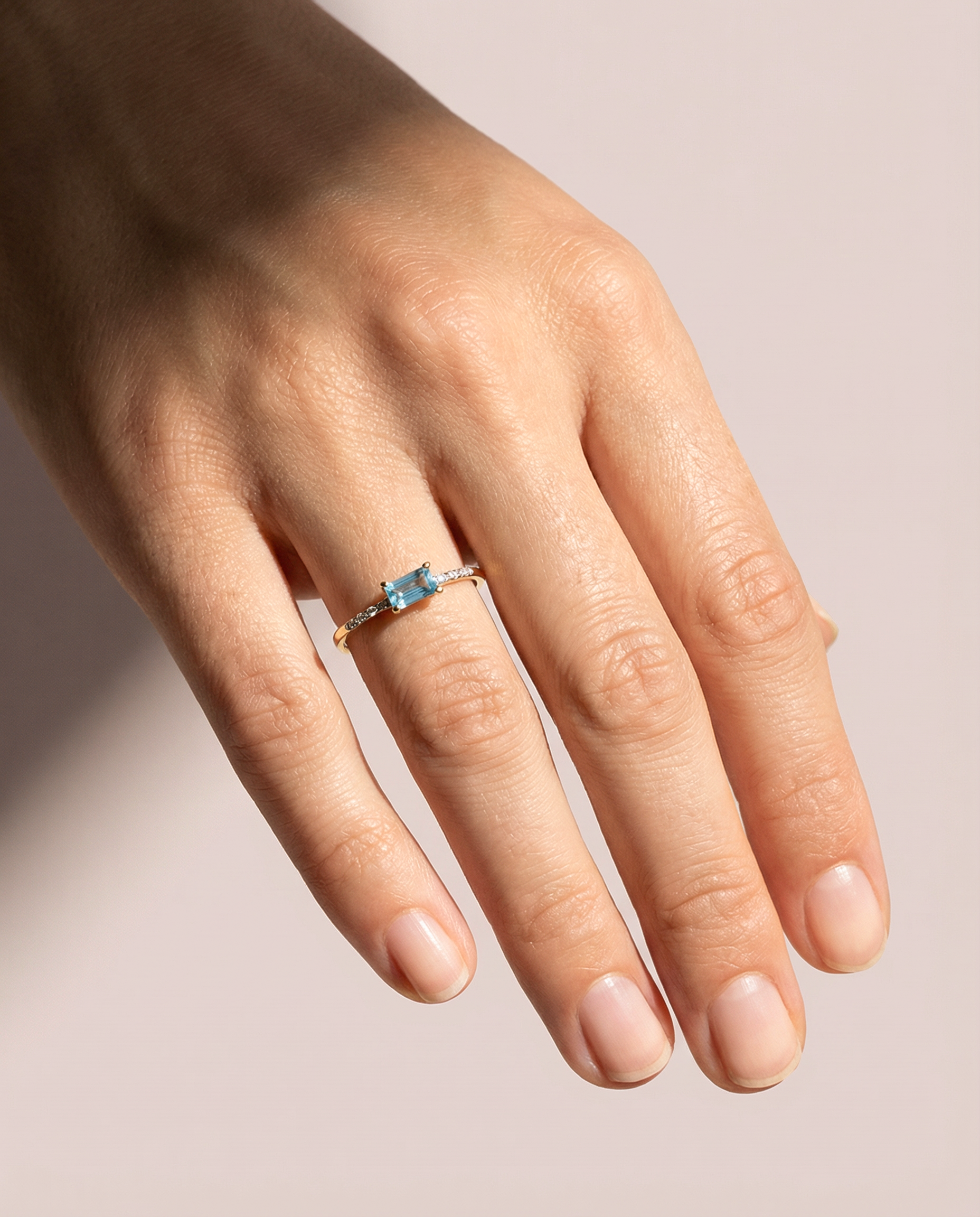 Pierścionek złoty z topazem błękitnym i diamentami naturalnymi, próba 585