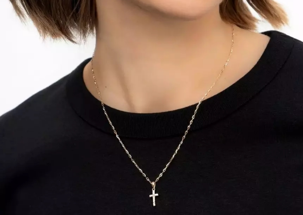 Dziewczyna w czarnej koszulce i krzyżykiem 585