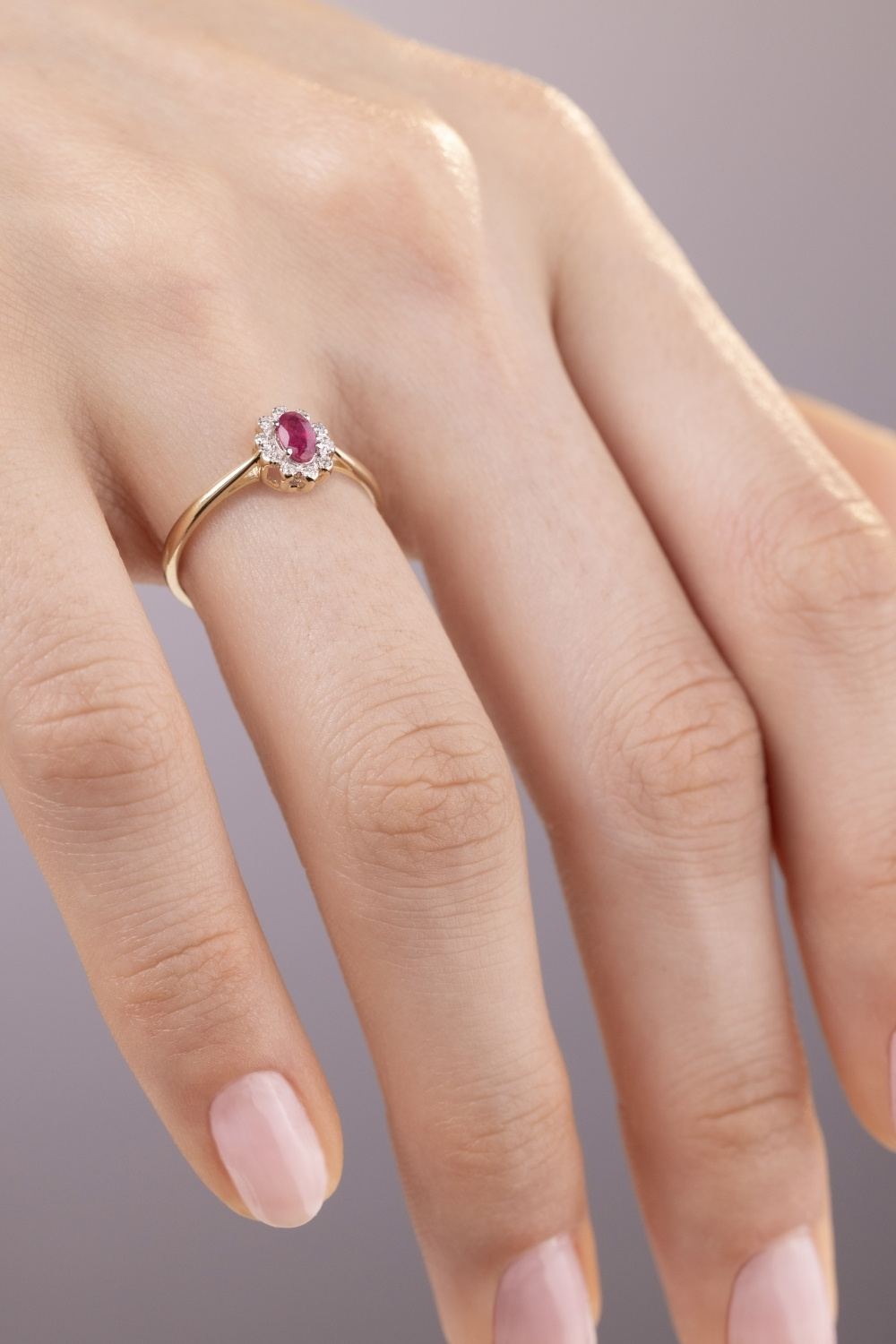 Pierścionek złoty z 10 diamentami naturalnymi, 0.06ct i rubinami, próba 585