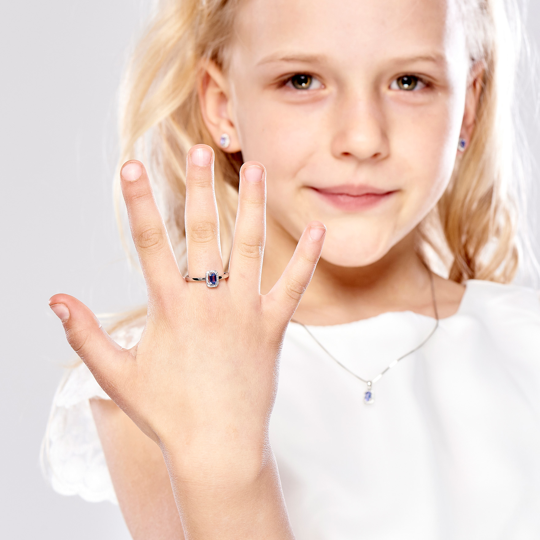 Dziewczynka ze złotą biżuterią z szafirem: Pierścionek, naszyjnik, kolczyki