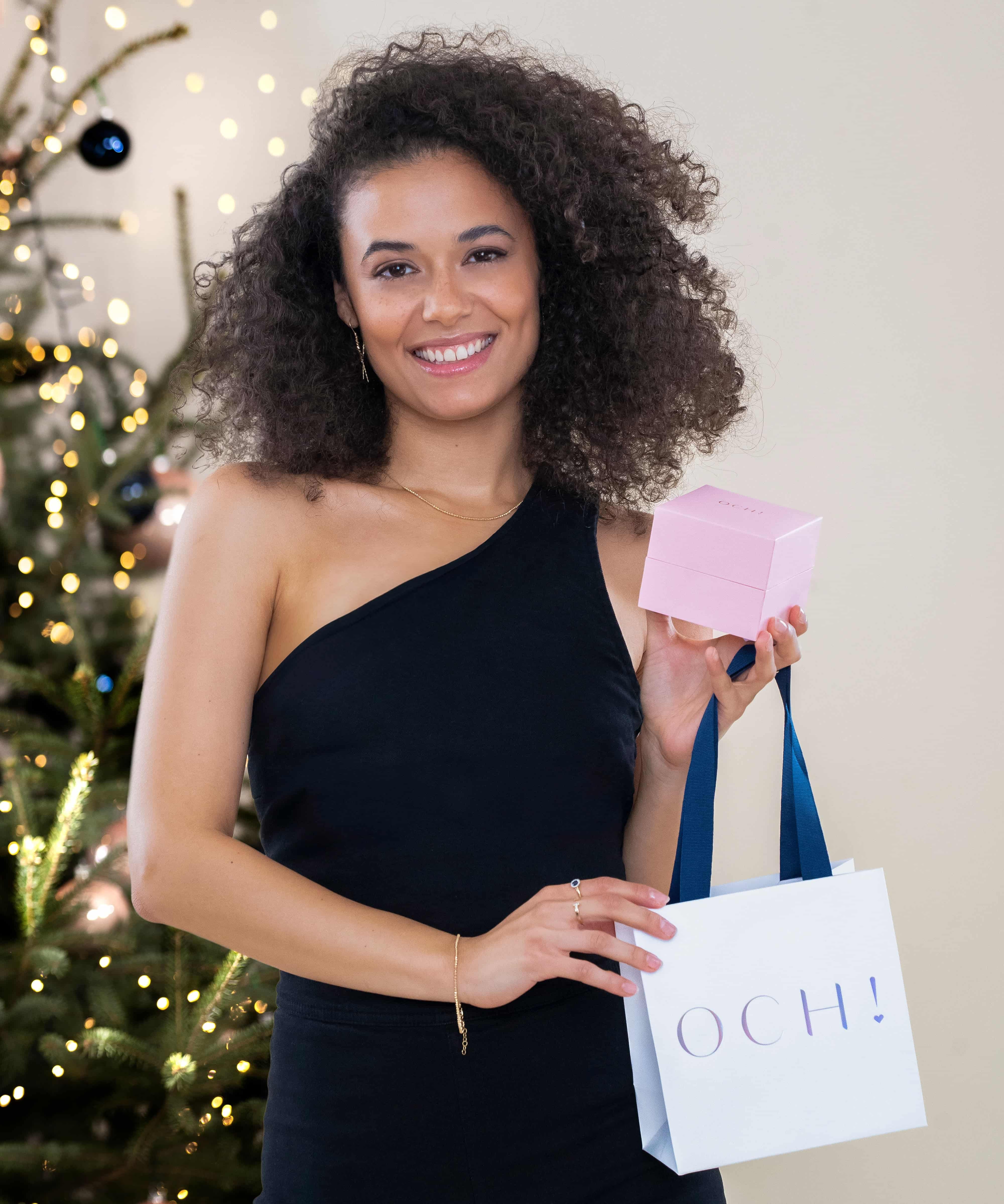 Dziewczyna z pudełkiem prezentowym biżuterii OCH! pod choinkę