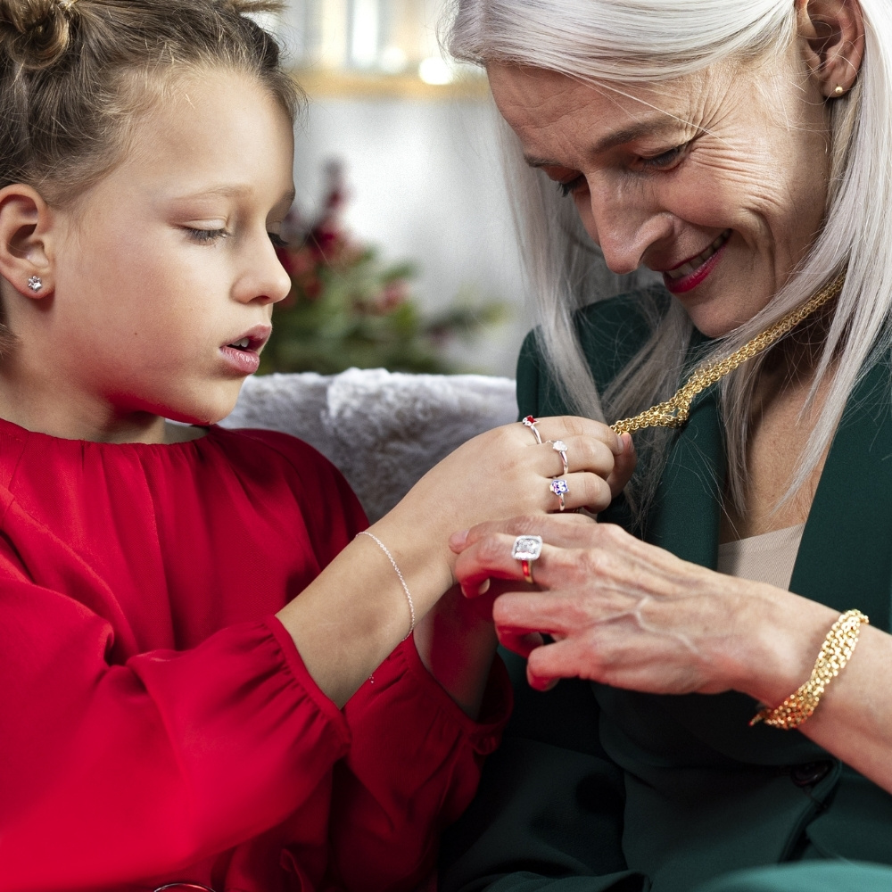 Dziewczynka z biżuterią srebrną i babcią ze złotą biżuterią