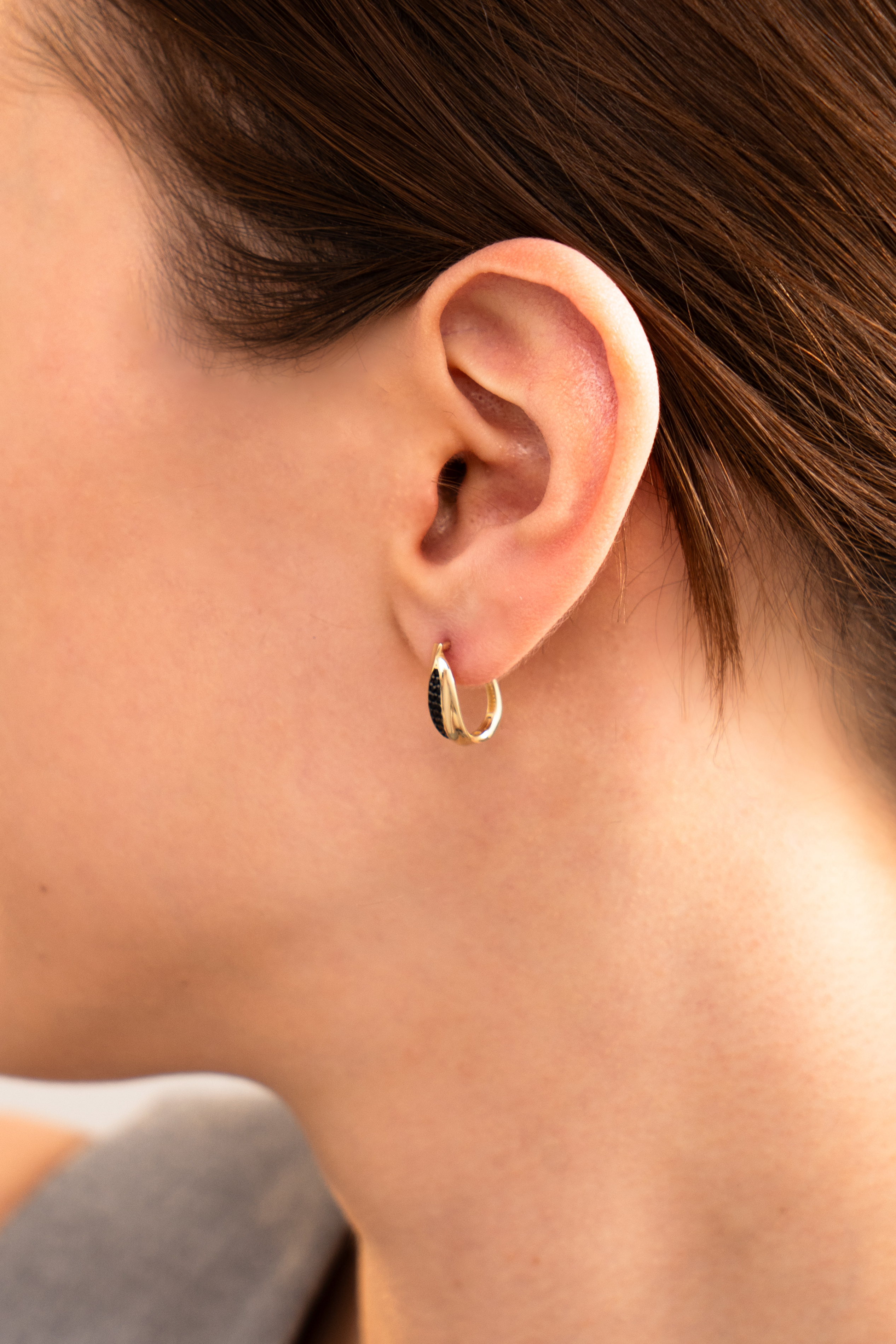 Kolczyki złote klasyczne na angielskim zapięciu z czarnymi cyrkoniami, próba 585