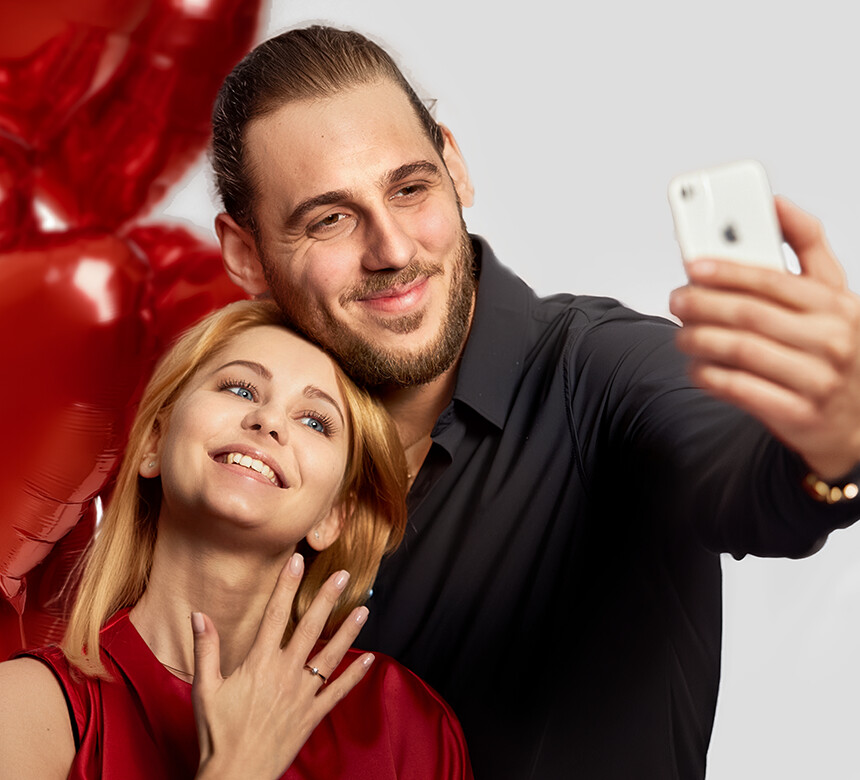 Zakochana para z czerwonymi balonami