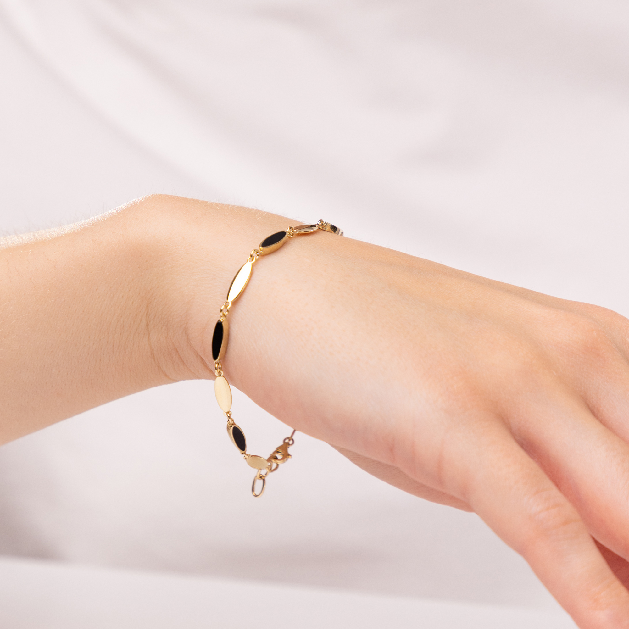 Bransoleta damska złota z czarną emalią, próba 585