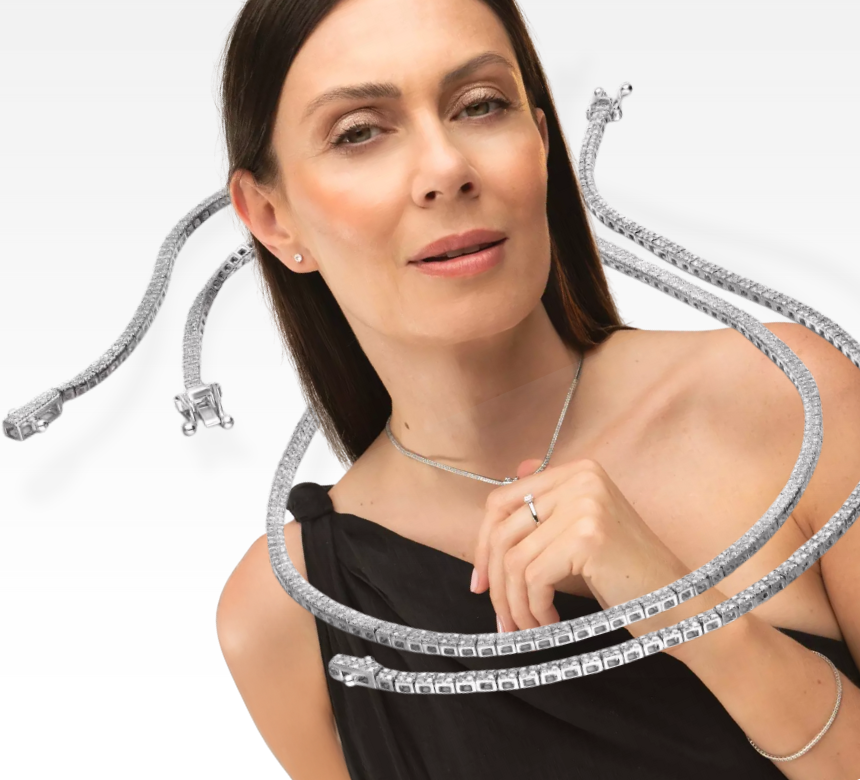 Modelka z biżuterią z białego złota