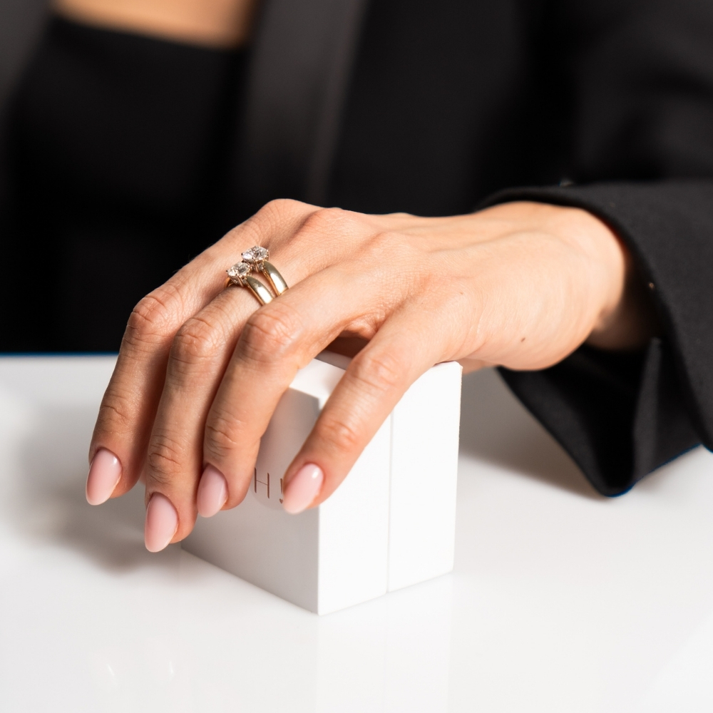 Kobieta ze złotymi pierścionkami z brylantami igi gia